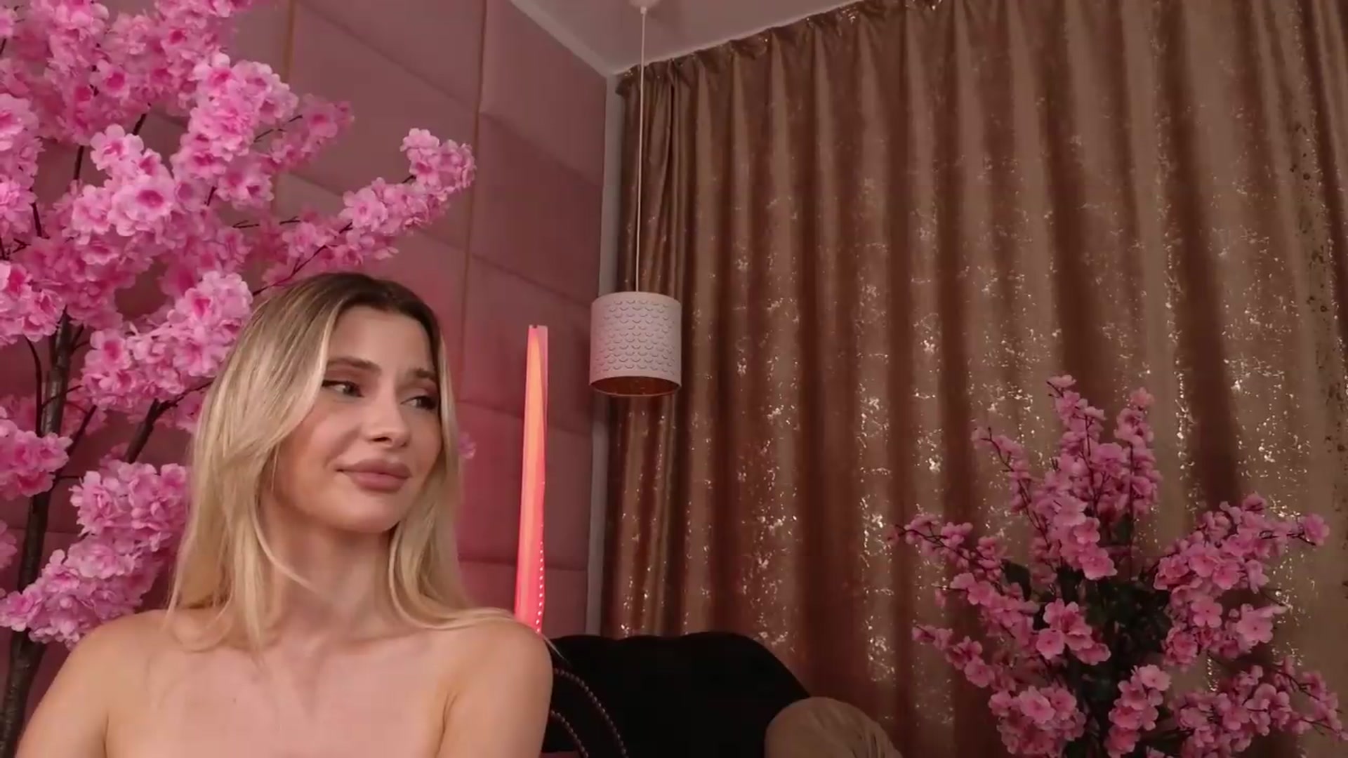 Gallery image thumbnail from ElaBlue's myfreecams stream on, 08/08/2026, 01:00 image 4 of 20