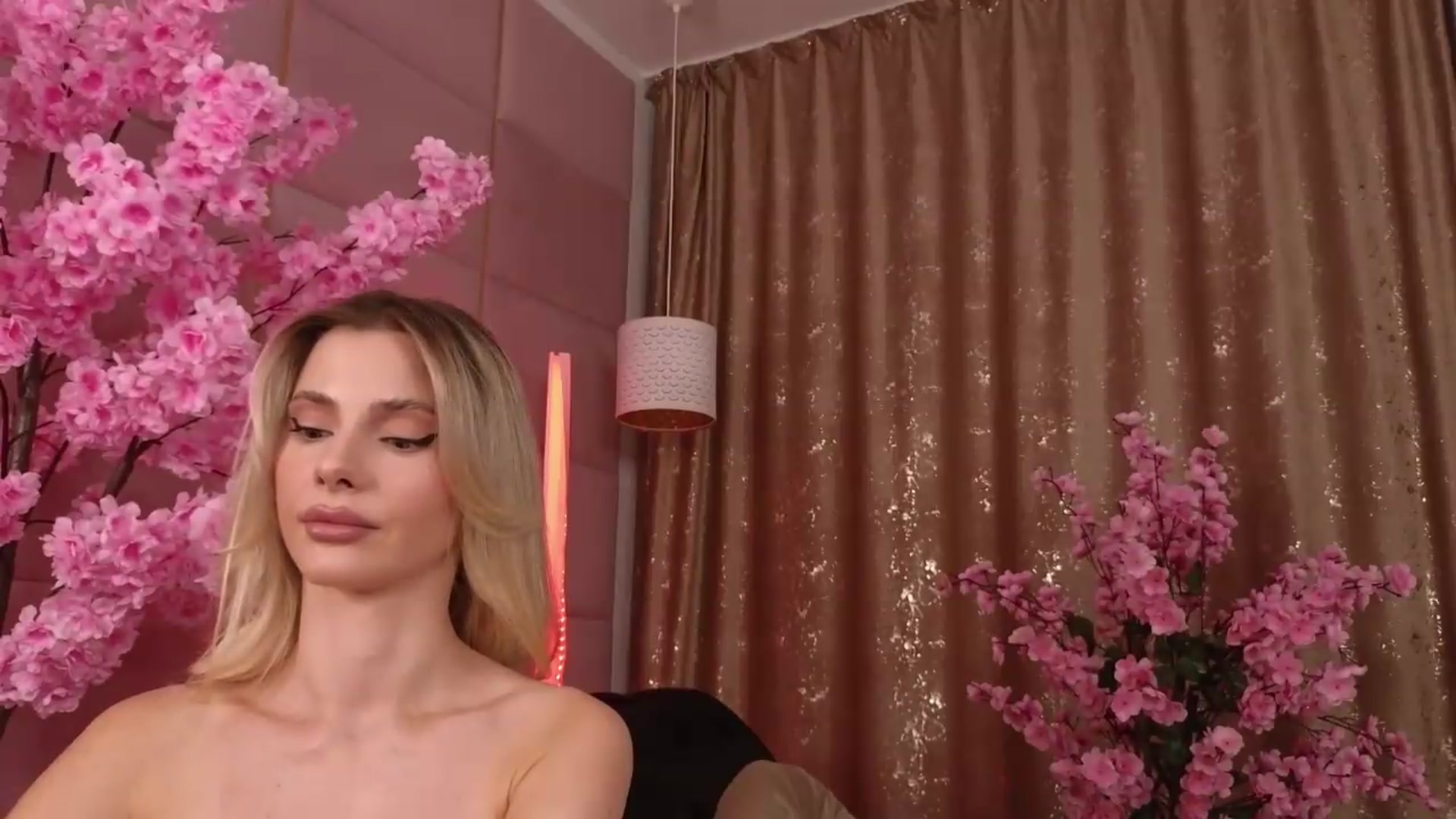 Gallery image thumbnail from ElaBlue's myfreecams stream on, 08/09/2026, 24:18 image 13 of 20