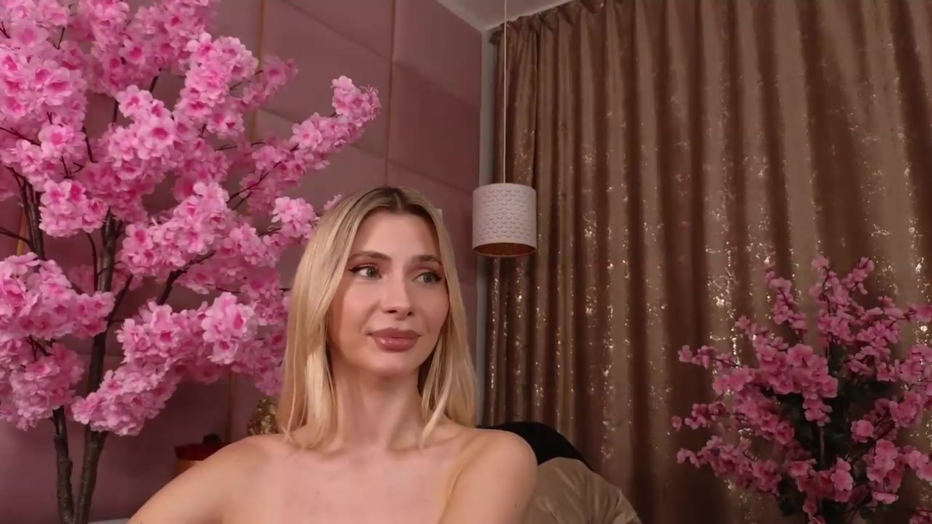 Gallery image thumbnail from ElaBlue's myfreecams stream on, 08/17/2026, 23:06 image 5 of 20