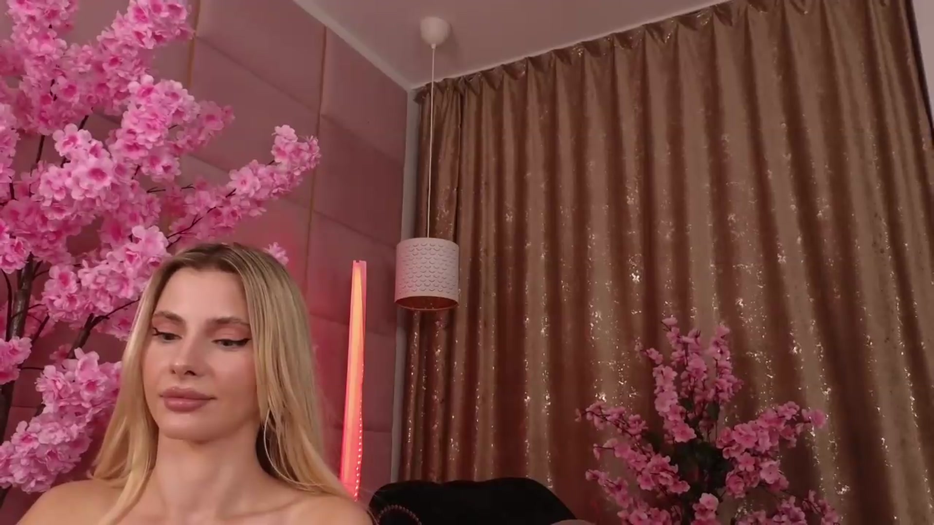 Gallery image thumbnail from ElaBlue's myfreecams stream on, 08/19/2026, 24:02 image 14 of 20