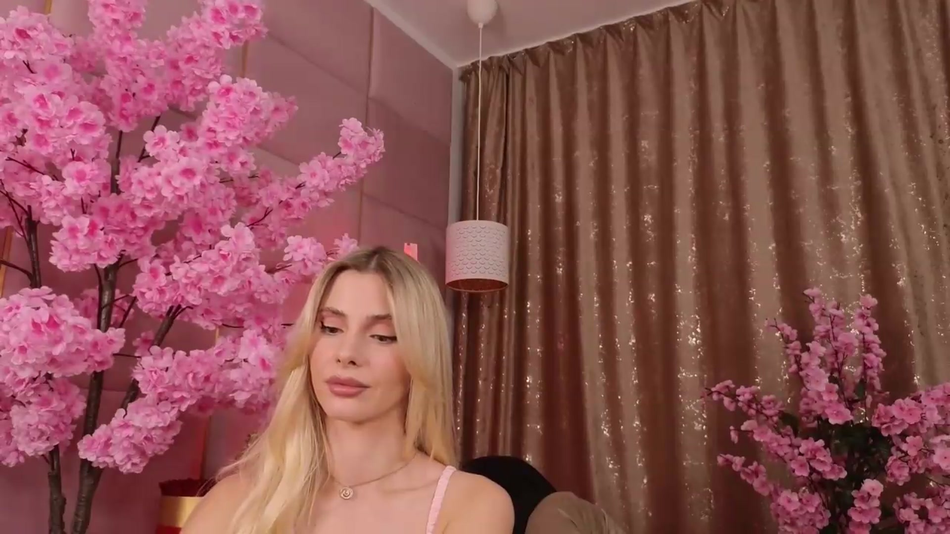 Gallery image thumbnail from ElaBlue's myfreecams stream on, 08/19/2026, 22:47 image 16 of 20