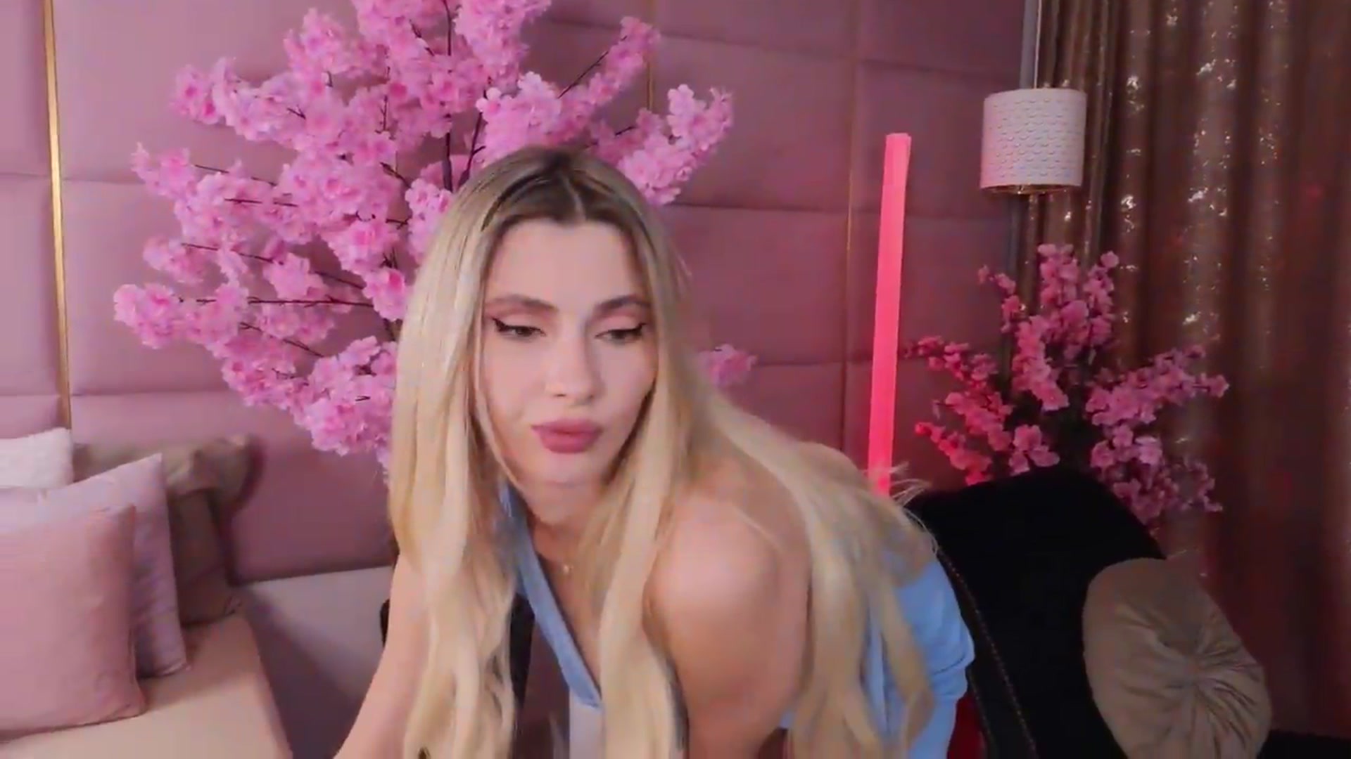 Gallery image thumbnail from ElaBlue's myfreecams stream on, 08/25/2026, 21:33 image 19 of 20