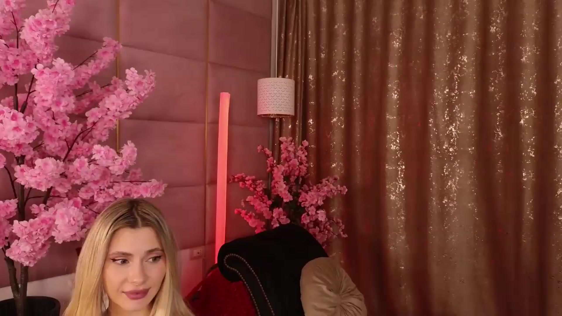 Gallery image thumbnail from ElaBlue's myfreecams stream on, 08/25/2026, 21:33 image 20 of 20