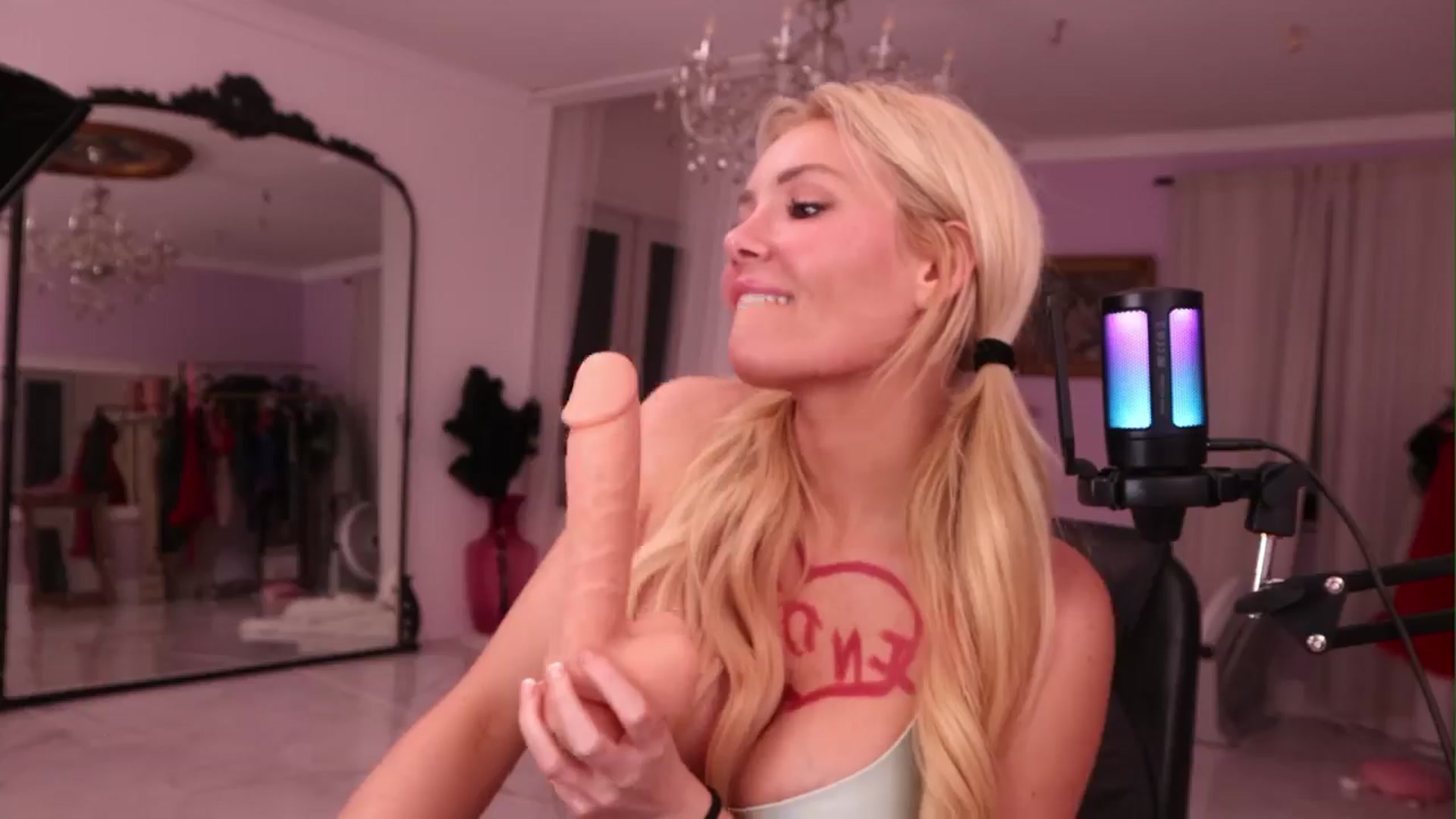 Gallery image thumbnail from Elainaa's myfreecams stream on, 12/06/2025, 06:50 image 19 of 20