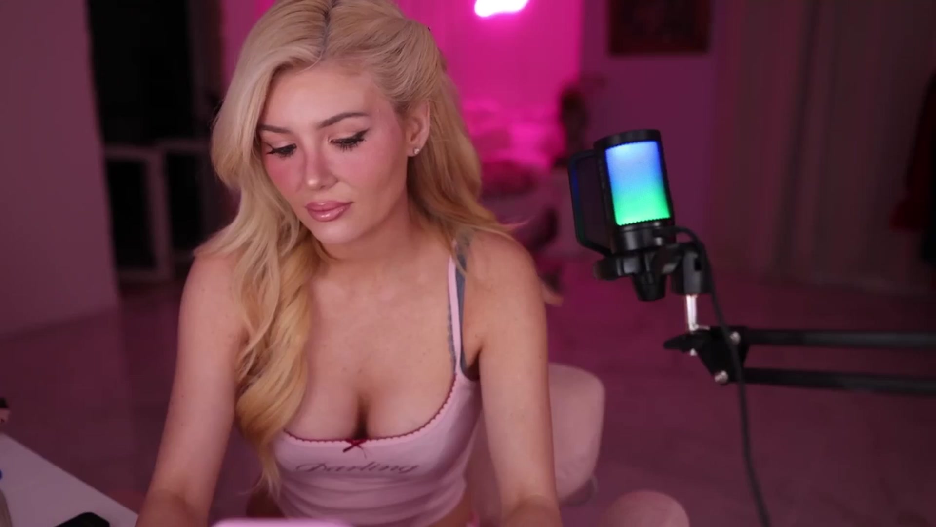 Gallery image thumbnail from Elainaa's myfreecams stream on, 12/15/2025, 03:48 image 6 of 20