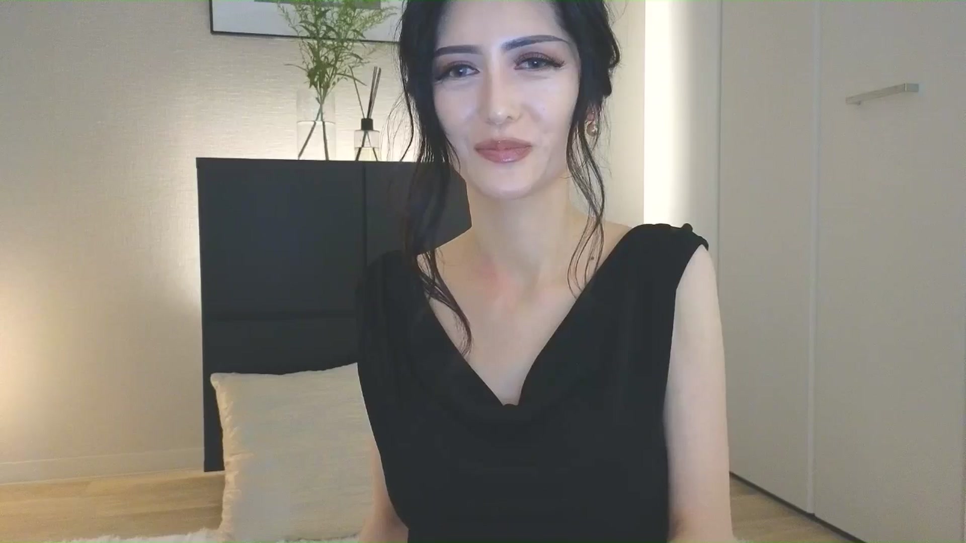 Gallery image thumbnail from Eleah's myfreecams stream on, 07/06/2025, 09:04 image 7 of 20