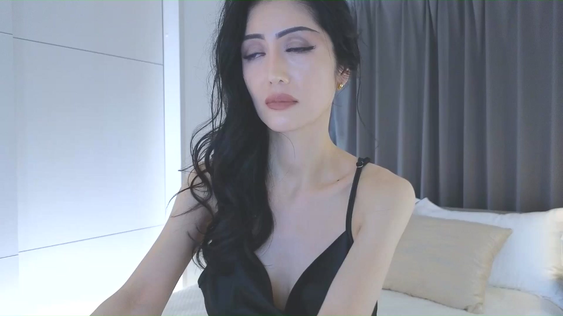 Gallery image thumbnail from Eleah's myfreecams stream on, 12/11/2025, 07:00 image 6 of 20