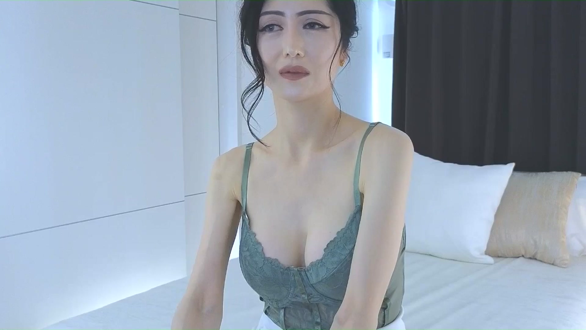 Gallery image thumbnail from Eleah's myfreecams stream on, 04/19/2026, 24:21 image 16 of 20