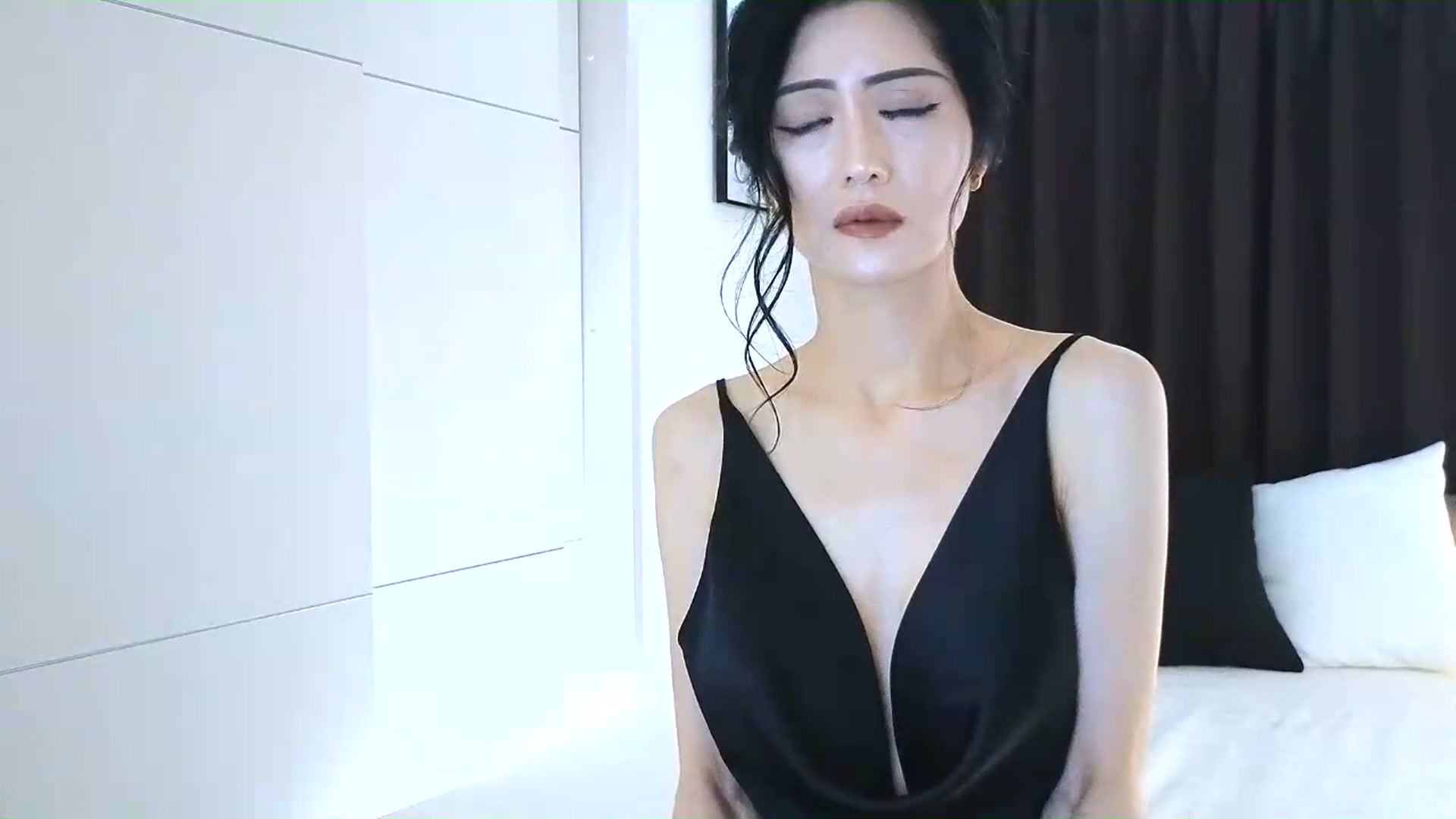 Gallery image thumbnail from Eleah's myfreecams stream on, 06/18/2026, 22:05 image 16 of 20