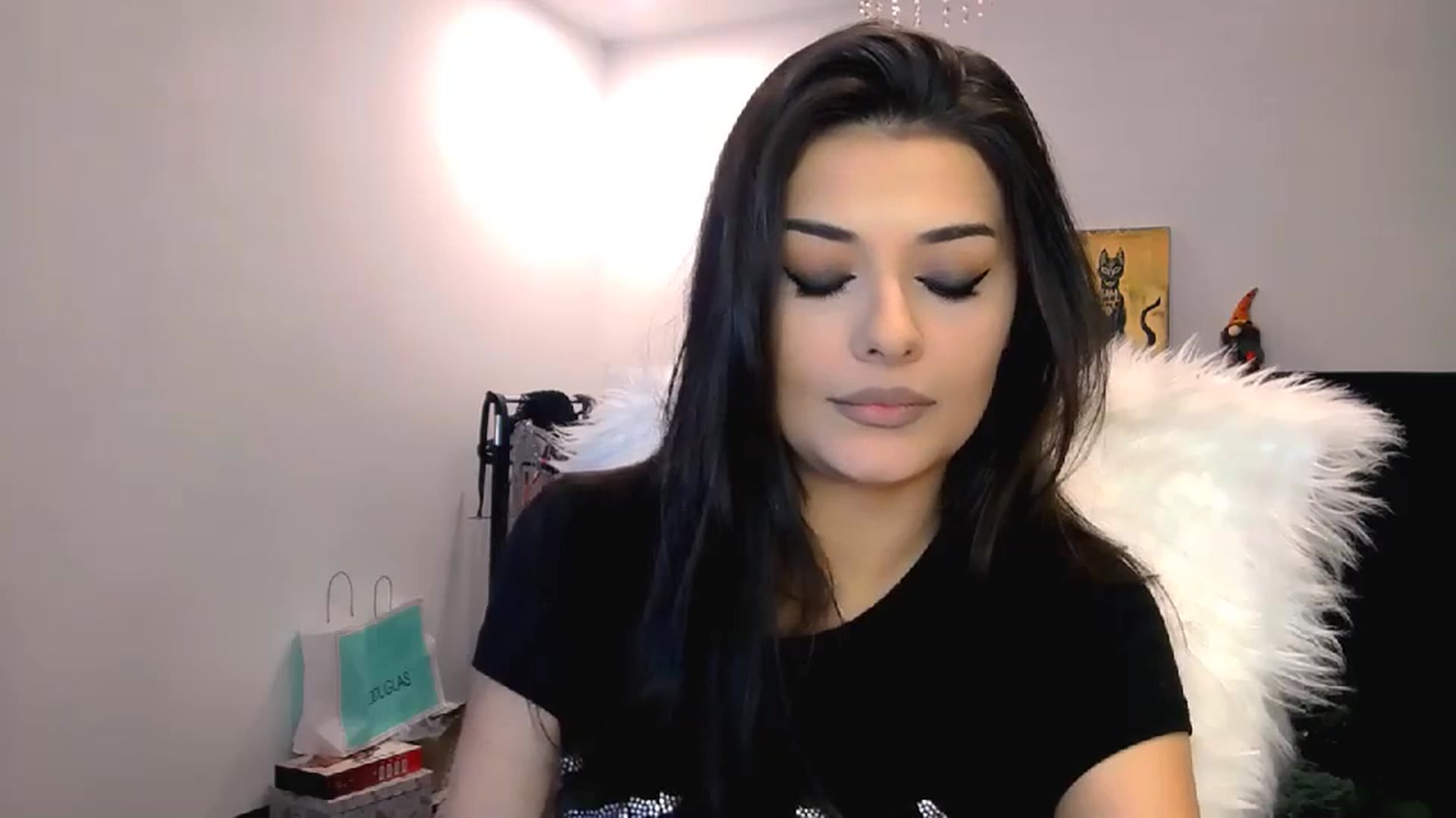 Gallery image thumbnail from Electra's myfreecams stream on, 01/04/2024, 24:09 image 6 of 20