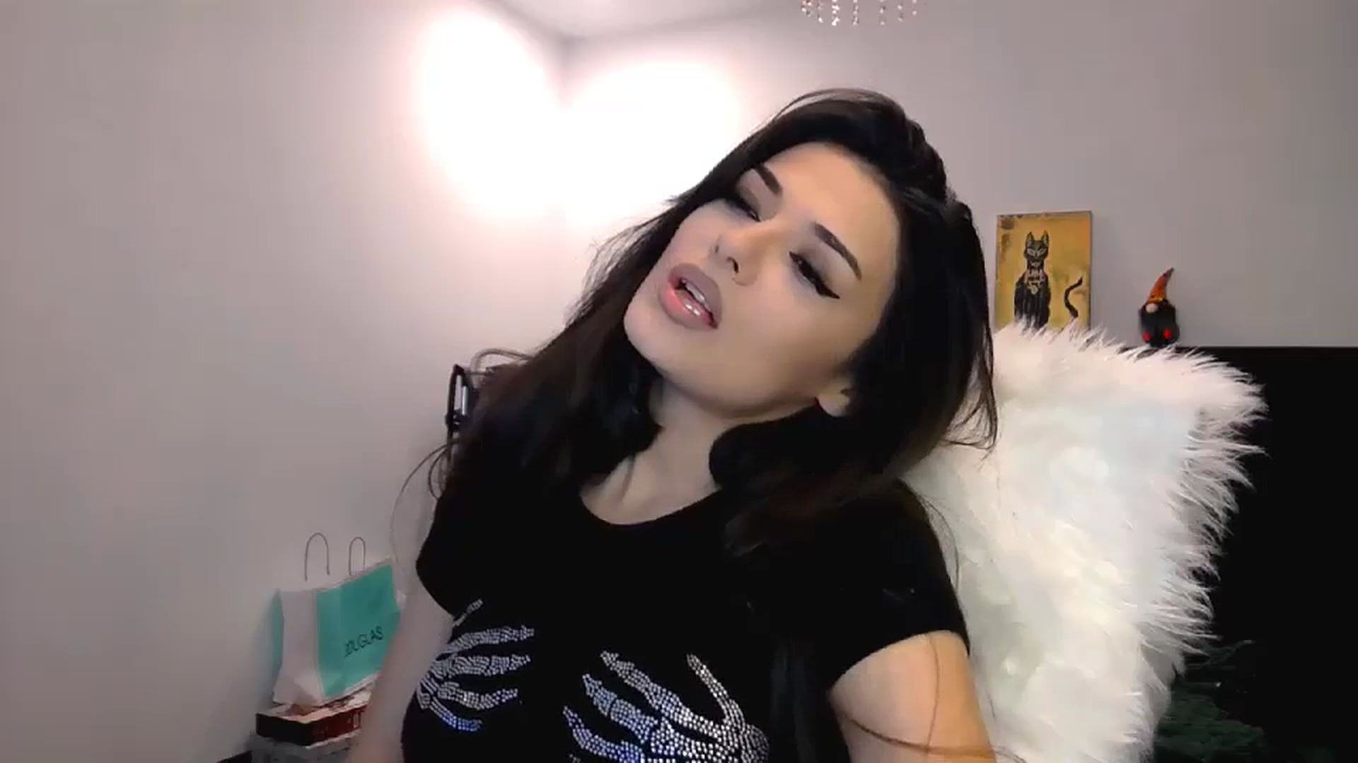 Gallery image thumbnail from Electra's myfreecams stream on, 01/04/2024, 24:09 image 19 of 20