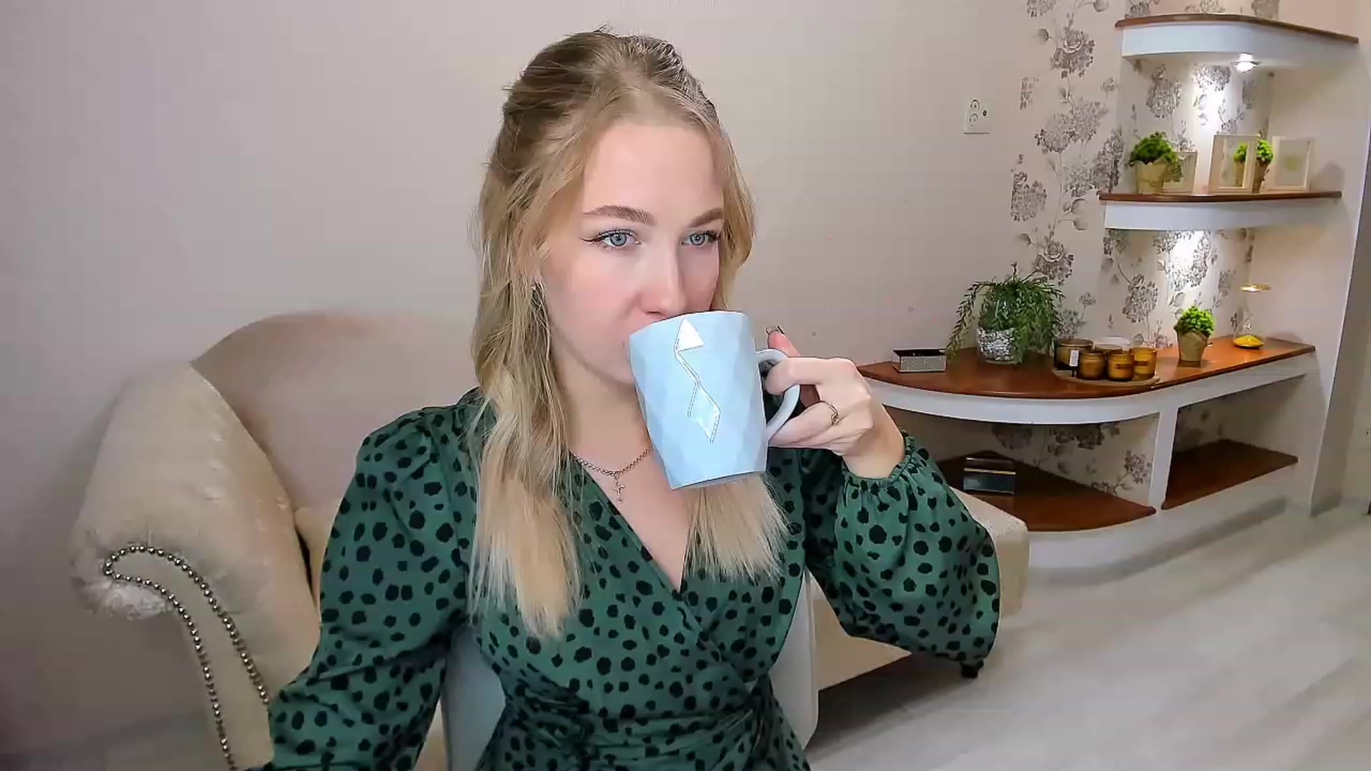 Gallery image thumbnail from ElegantLook's myfreecams stream on, 12/06/2022, 09:53 image 13 of 20