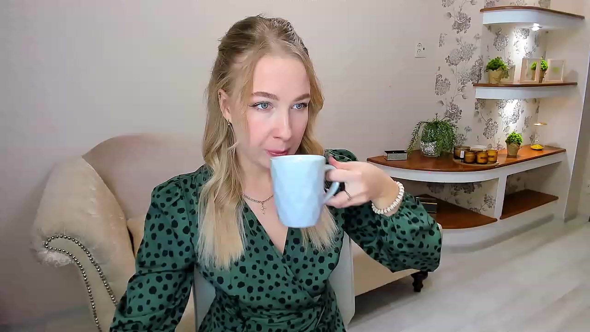 Gallery image thumbnail from ElegantLook's myfreecams stream on, 12/06/2022, 09:53 image 2 of 20