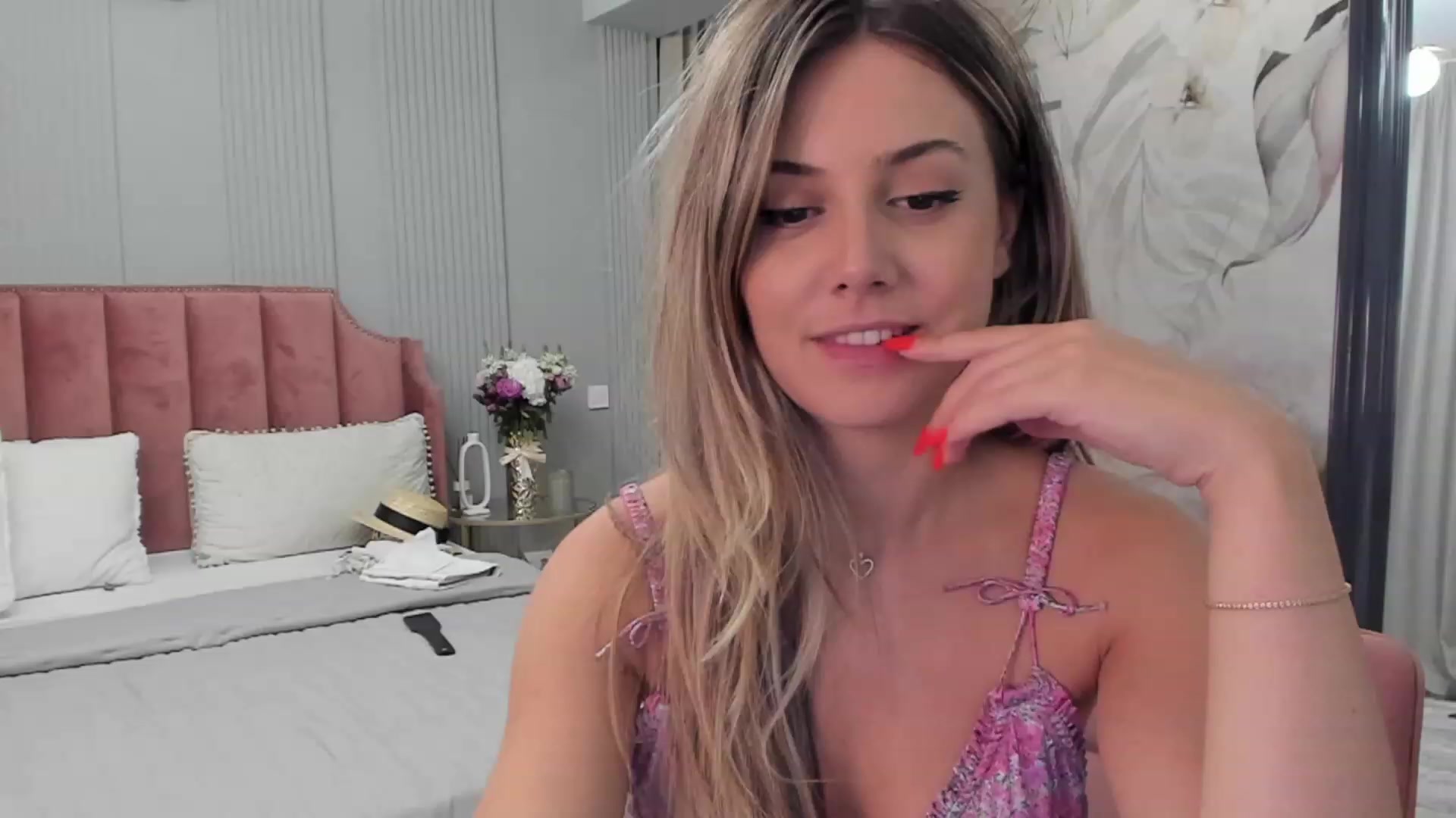 Gallery image thumbnail from ElegantnFun's myfreecams stream on, 08/13/2023, 21:09 image 6 of 20
