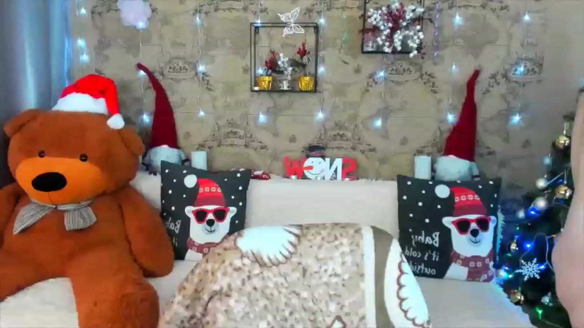Gallery image thumbnail from Elena_Shy's myfreecams stream on, 12/17/2022, 11:30 image 12 of 20