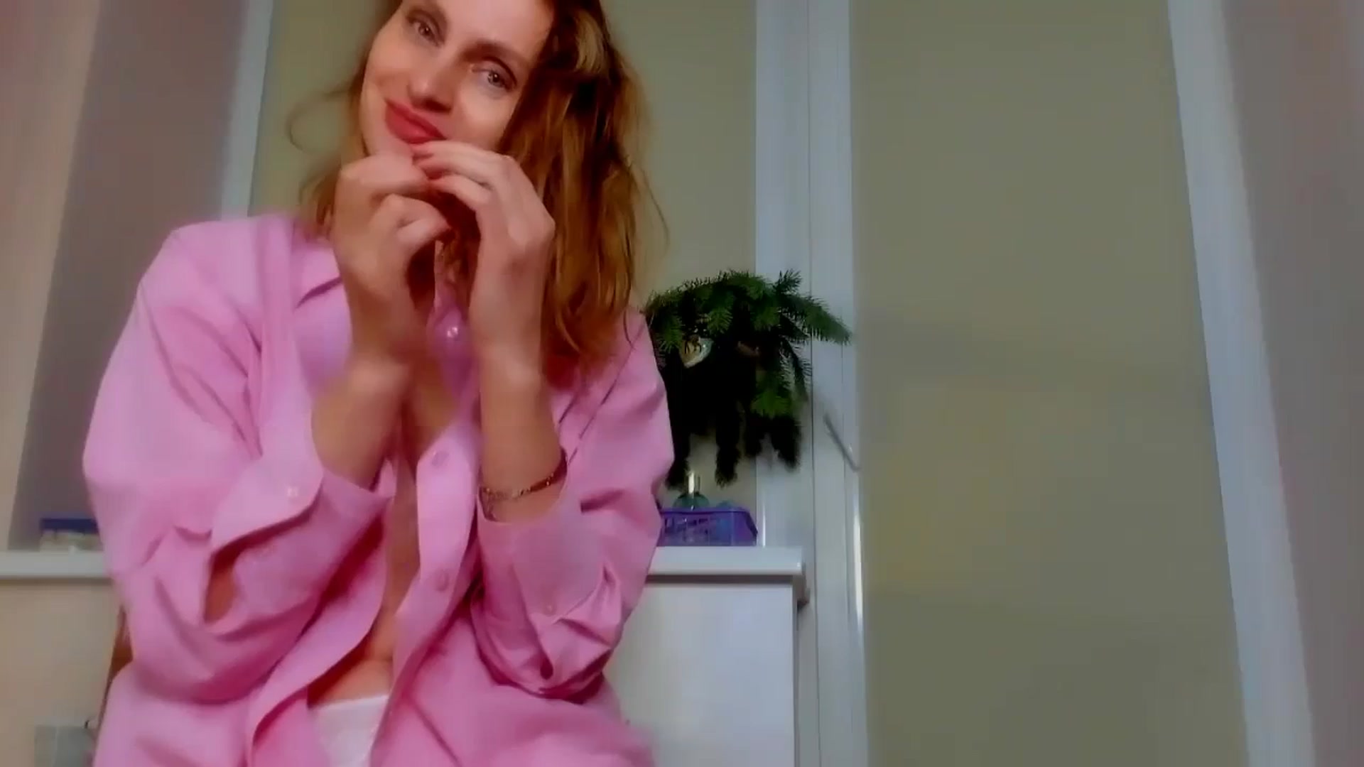 Gallery image thumbnail from Elenapre's myfreecams stream on, 01/10/2024, 07:42 image 16 of 20