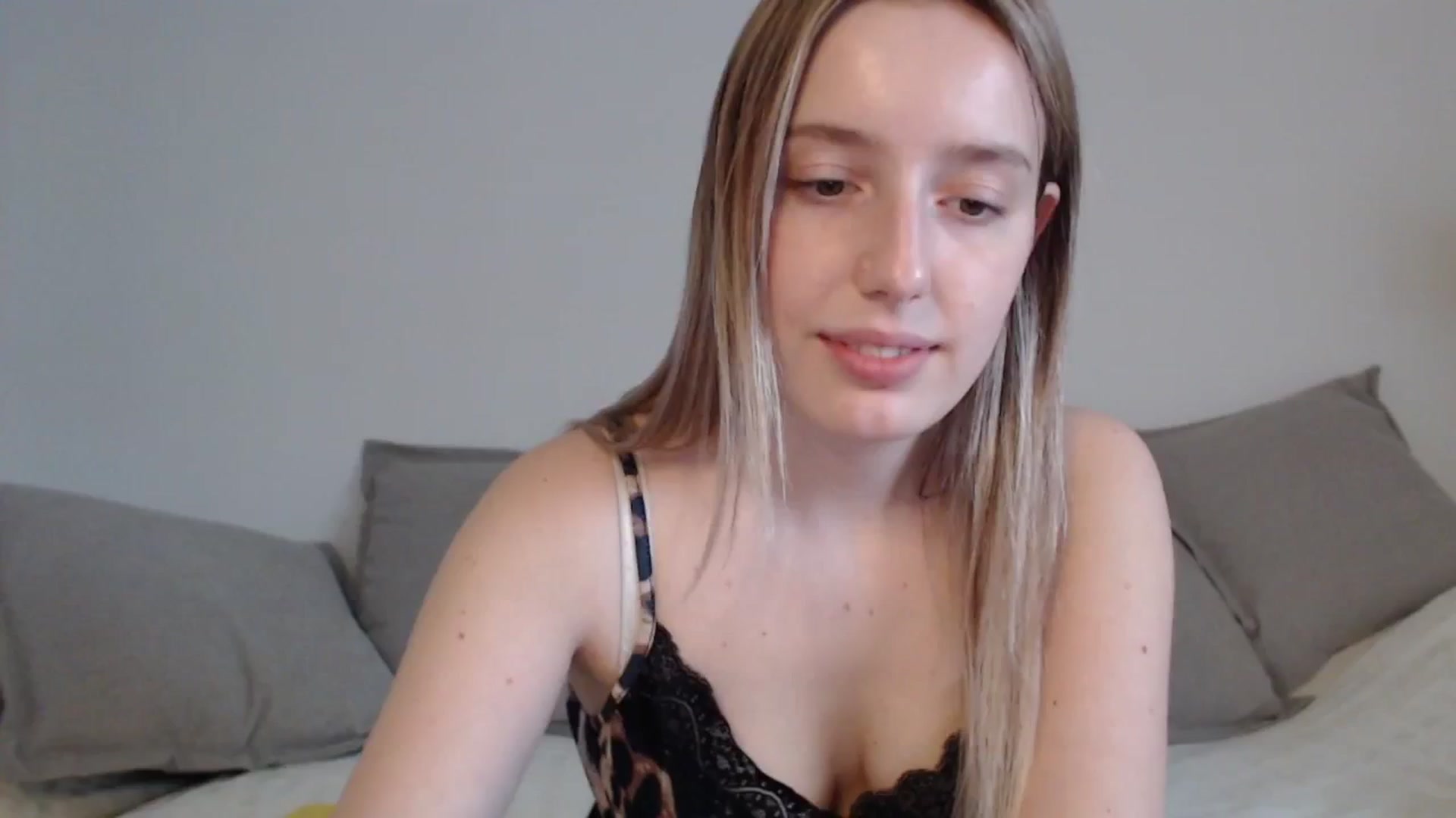 Gallery image thumbnail from Elenaxkiss's myfreecams stream on, 04/13/2025, 12:49 image 4 of 20
