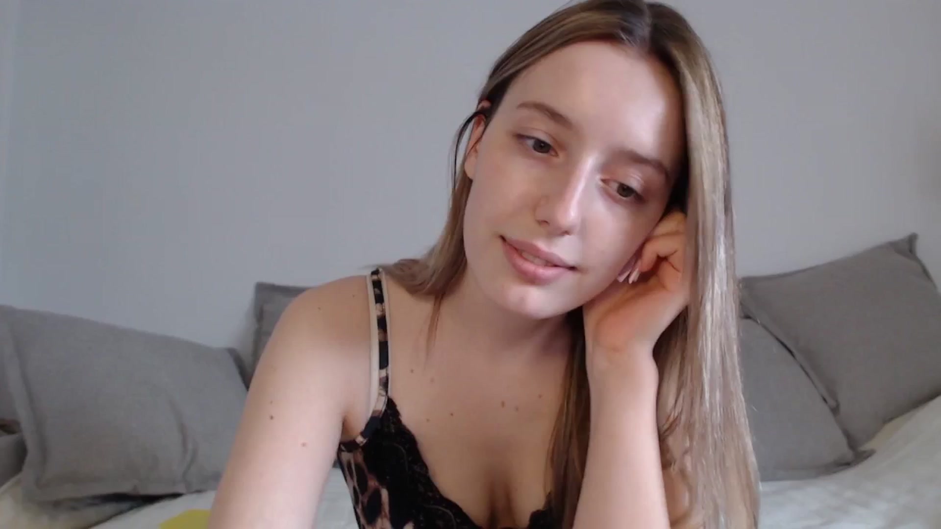Gallery image thumbnail from Elenaxkiss's myfreecams stream on, 04/13/2025, 12:49 image 16 of 20