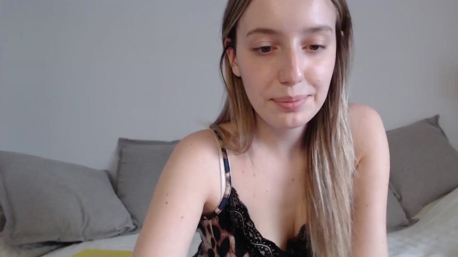 Gallery image thumbnail from Elenaxkiss's myfreecams stream on, 04/13/2025, 12:49 image 17 of 20
