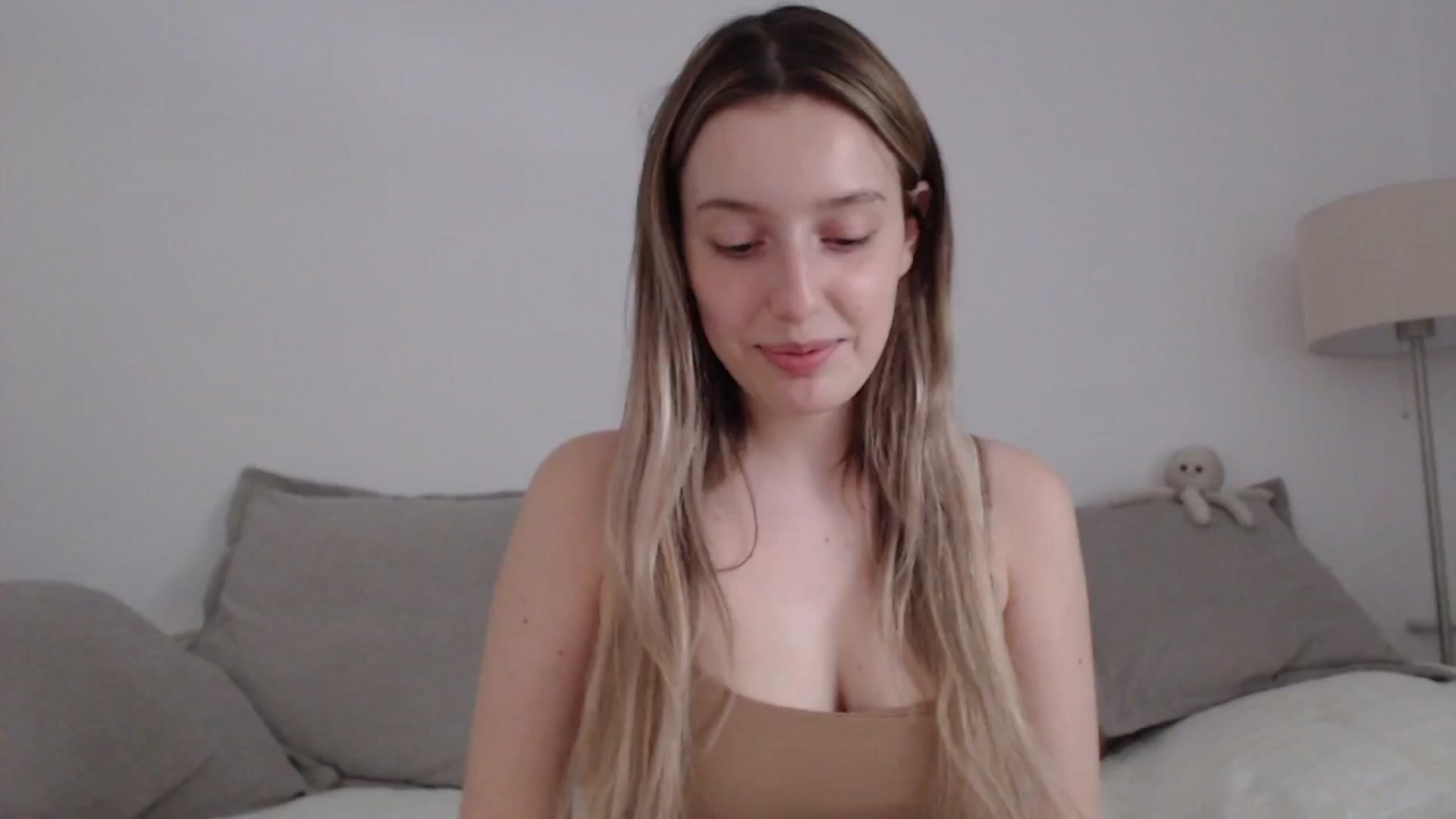 Gallery image thumbnail from Elenaxkiss's myfreecams stream on, 04/16/2025, 12:11 image 4 of 20