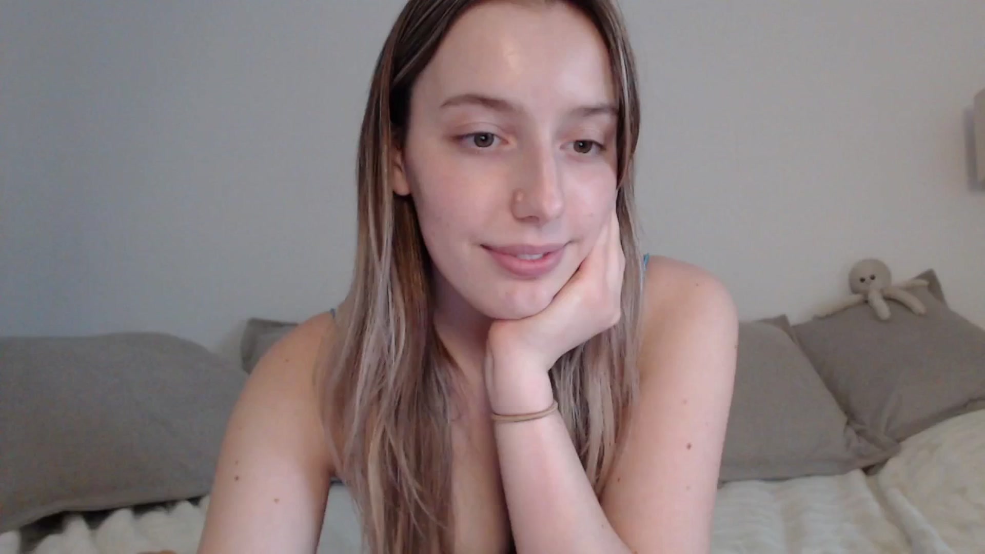 Gallery image thumbnail from Elenaxkiss's myfreecams stream on, 04/16/2025, 17:44 image 11 of 20