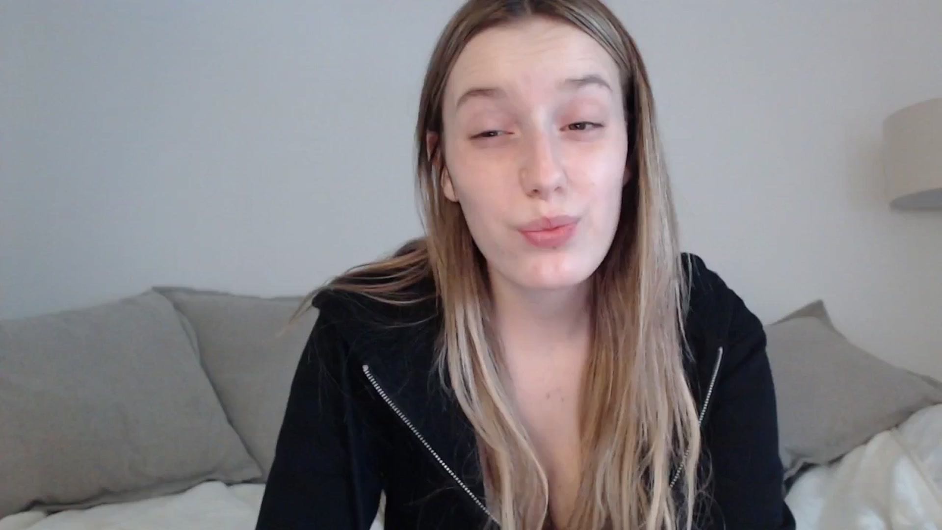 Gallery image thumbnail from Elenaxkiss's myfreecams stream on, 04/19/2025, 13:08 image 7 of 20