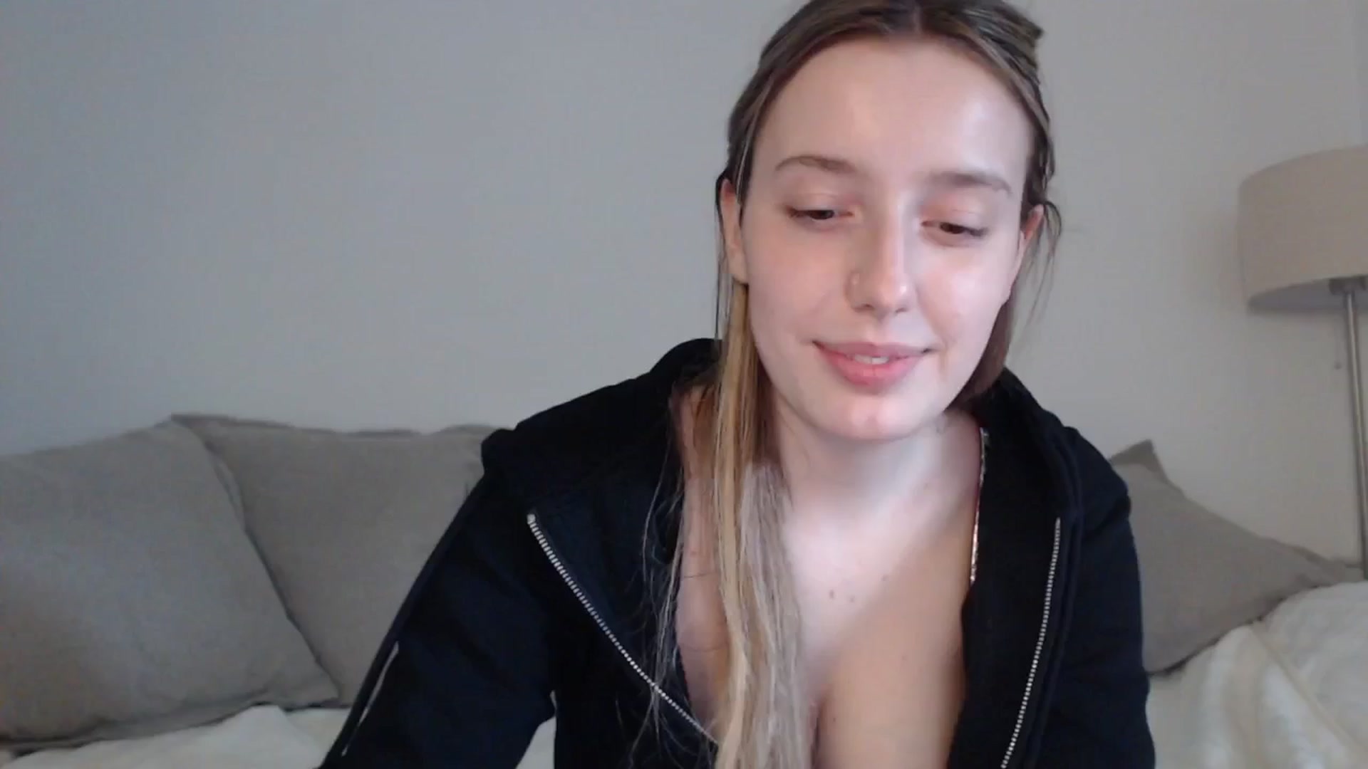 Gallery image thumbnail from Elenaxkiss's myfreecams stream on, 04/19/2025, 14:23 image 4 of 20