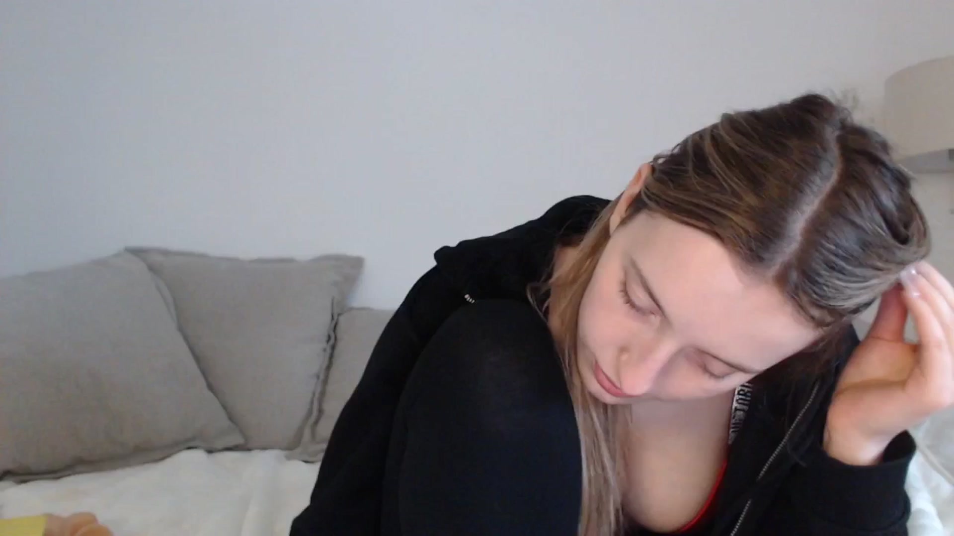 Gallery image thumbnail from Elenaxkiss's myfreecams stream on, 04/19/2025, 14:23 image 15 of 20
