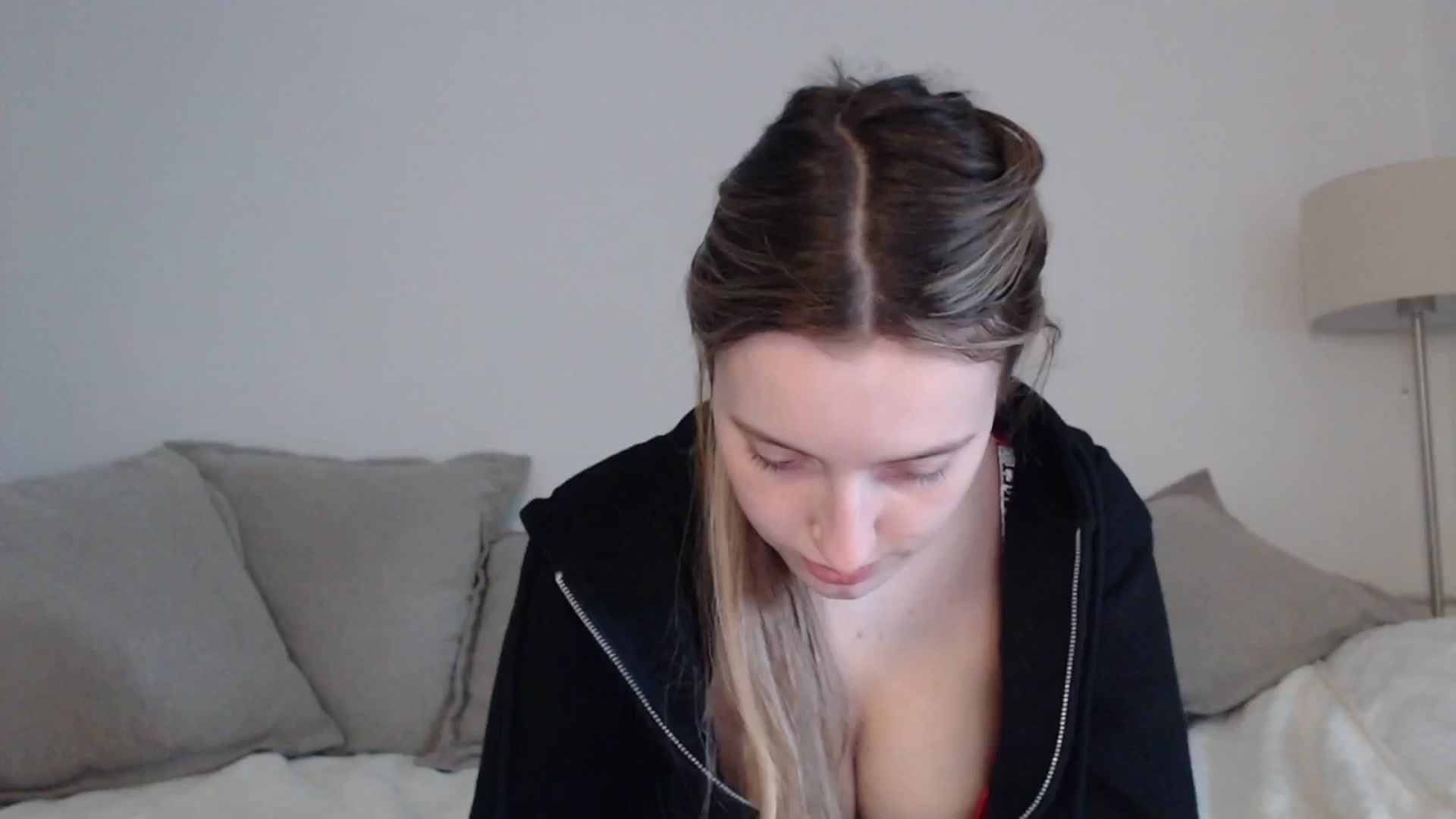 Gallery image thumbnail from Elenaxkiss's myfreecams stream on, 04/19/2025, 14:23 image 5 of 20