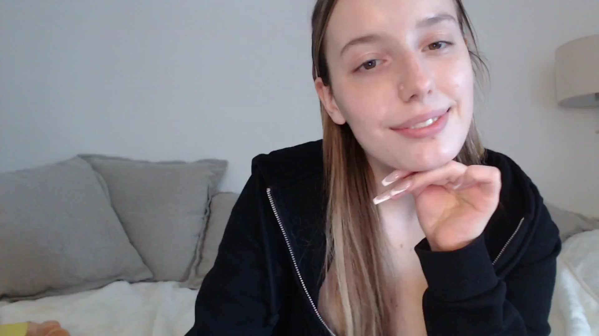 Gallery image thumbnail from Elenaxkiss's myfreecams stream on, 04/19/2025, 14:23 image 14 of 20