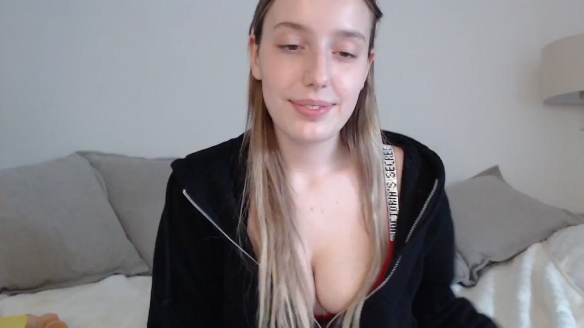 Gallery image thumbnail from Elenaxkiss's myfreecams stream on, 04/19/2025, 14:23 image 16 of 20