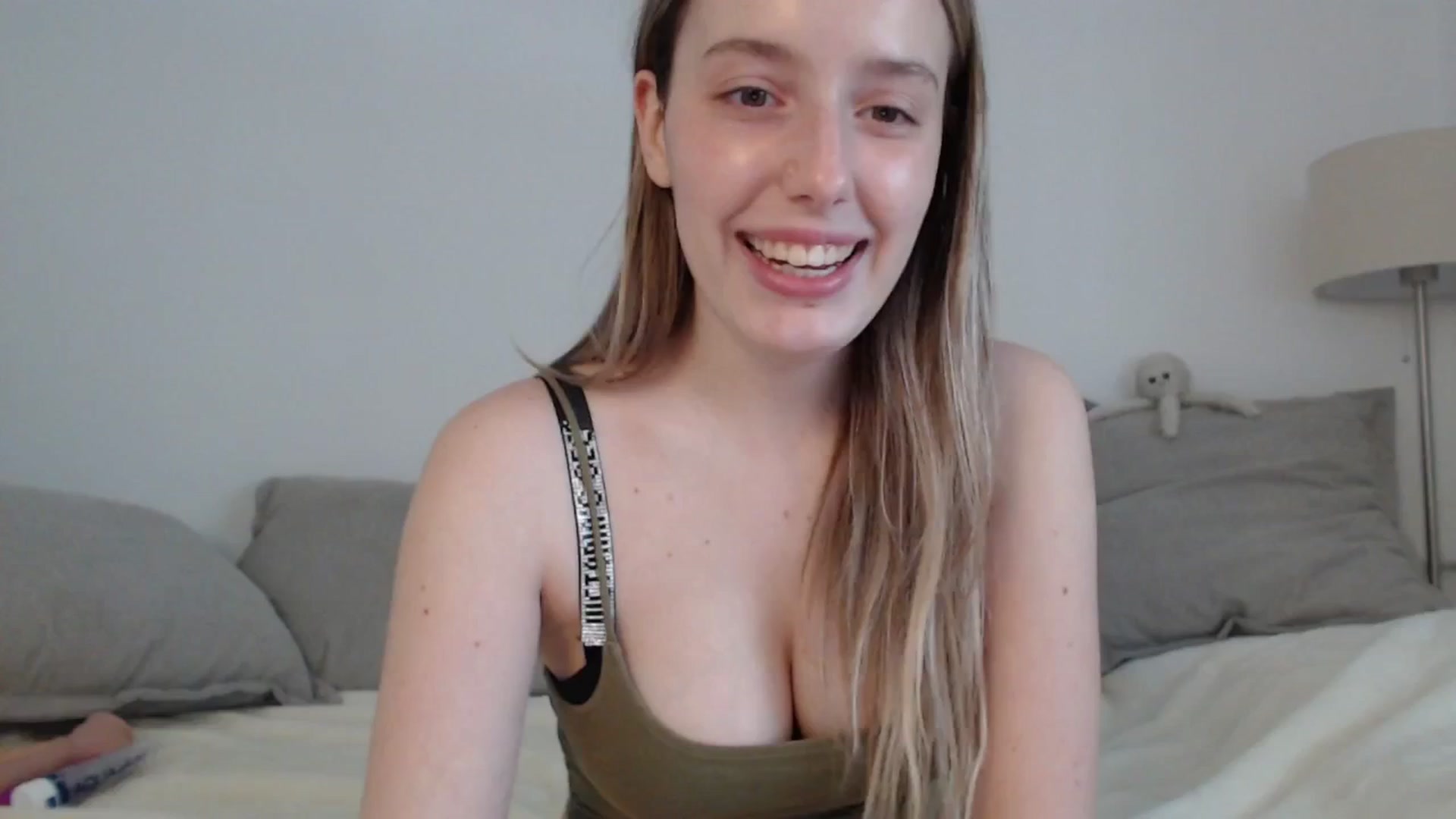 Gallery image thumbnail from Elenaxkiss's myfreecams stream on, 04/20/2025, 10:52 image 4 of 20