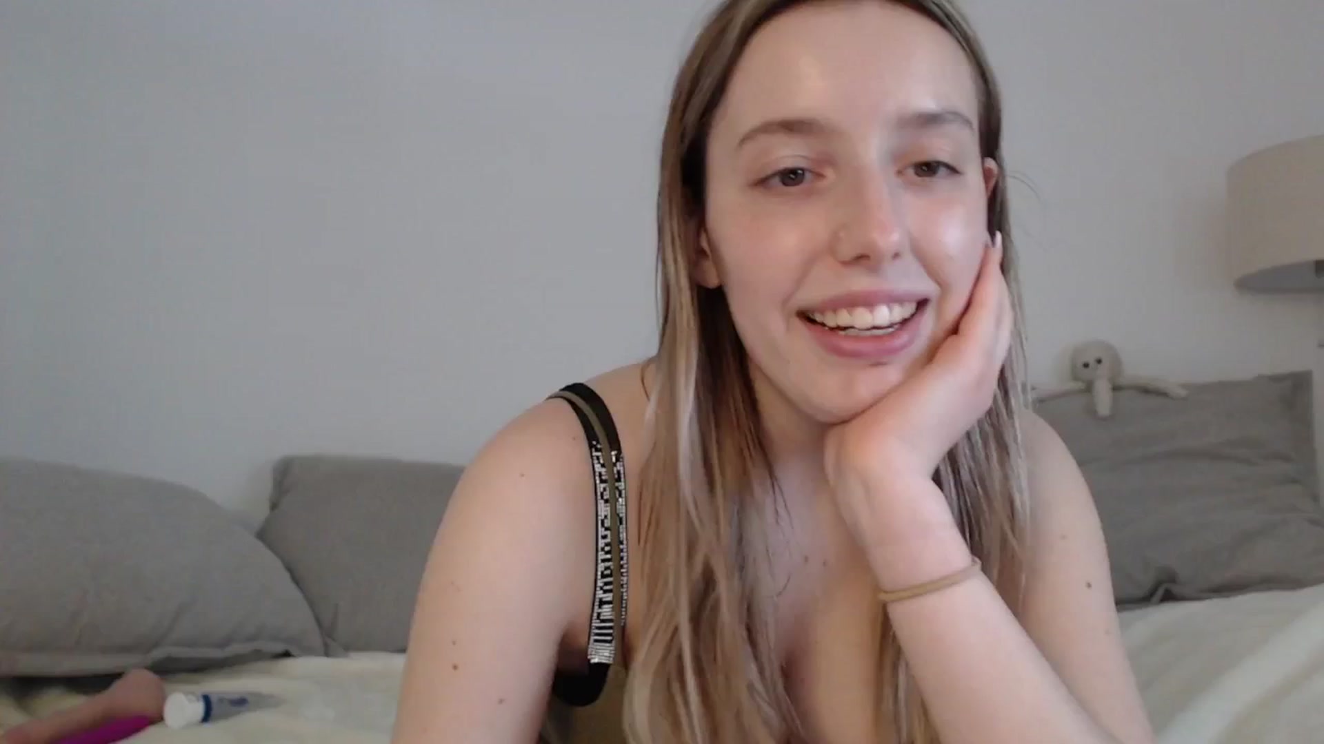 Gallery image thumbnail from Elenaxkiss's myfreecams stream on, 04/20/2025, 10:52 image 12 of 20