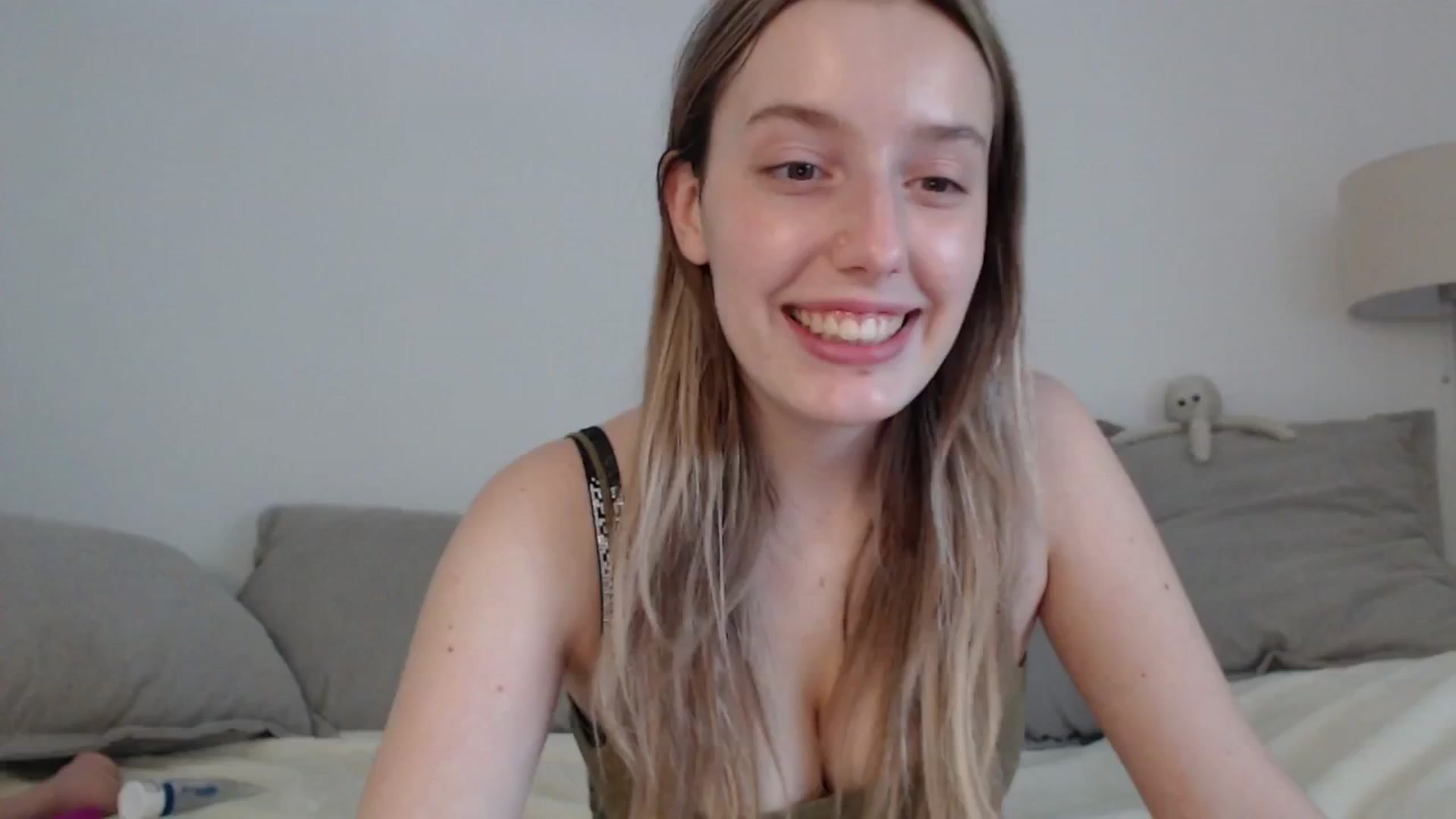 Gallery image thumbnail from Elenaxkiss's myfreecams stream on, 04/20/2025, 10:52 image 15 of 20