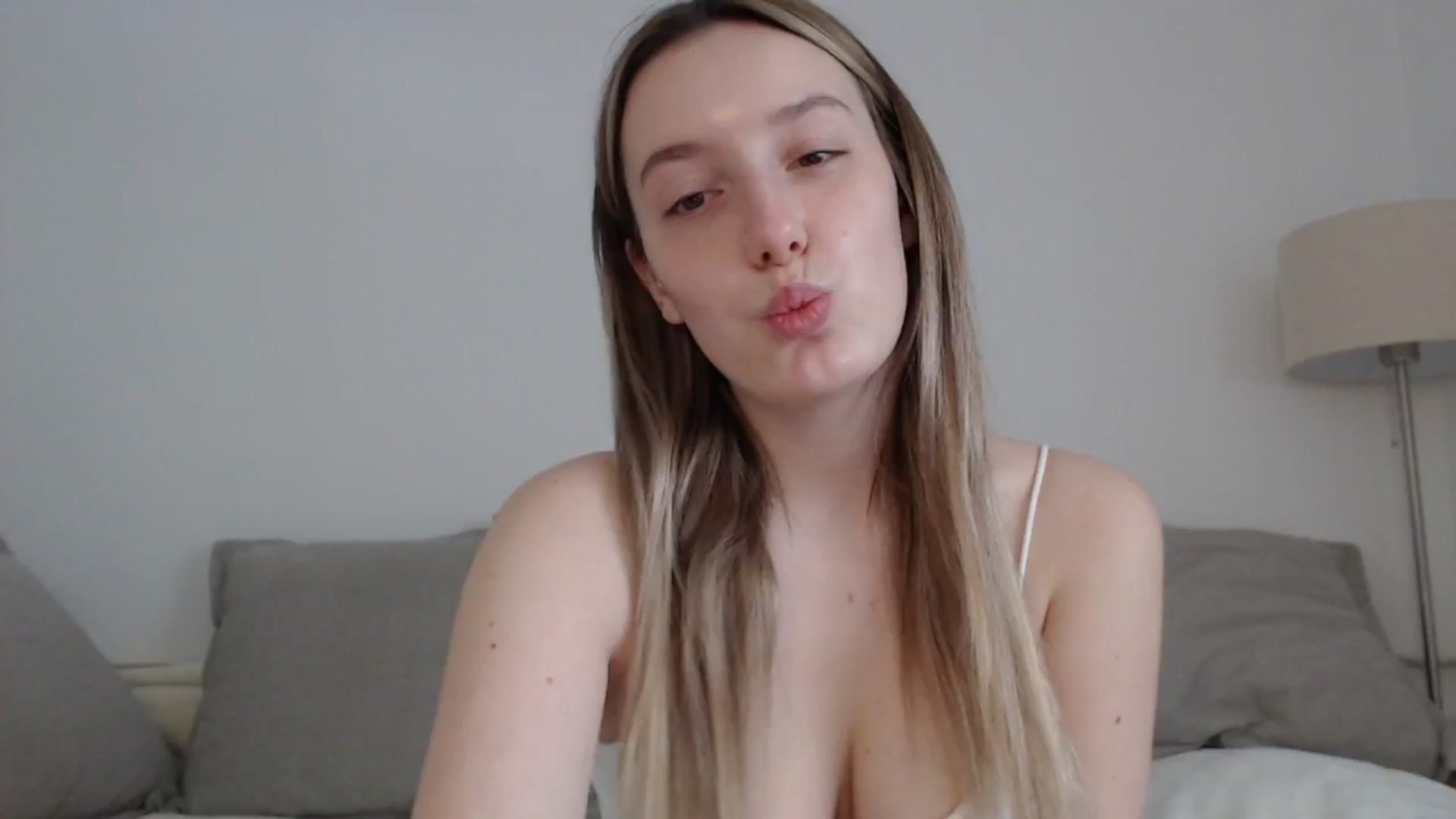 Gallery image thumbnail from Elenaxkiss's myfreecams stream on, 04/21/2025, 10:10 image 4 of 20