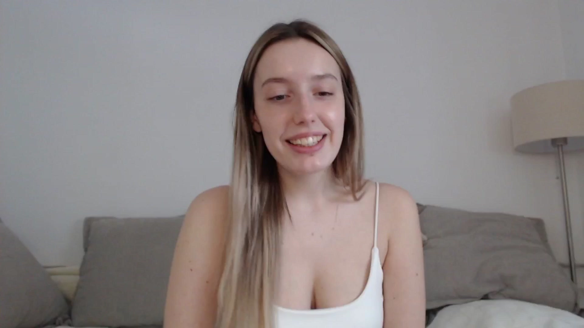 Gallery image thumbnail from Elenaxkiss's myfreecams stream on, 04/21/2025, 10:10 image 10 of 20