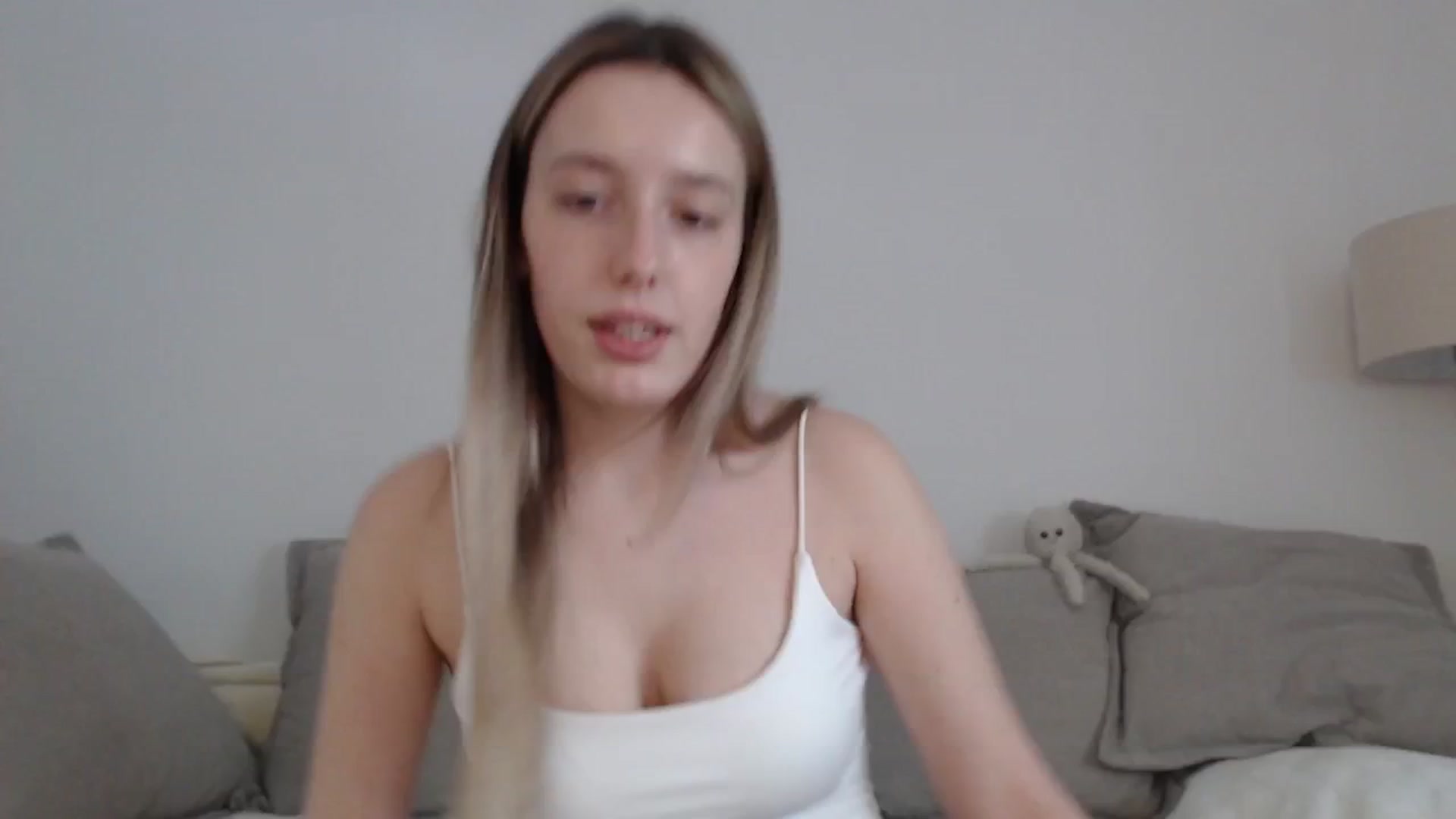 Gallery image thumbnail from Elenaxkiss's myfreecams stream on, 04/21/2025, 10:10 image 12 of 20