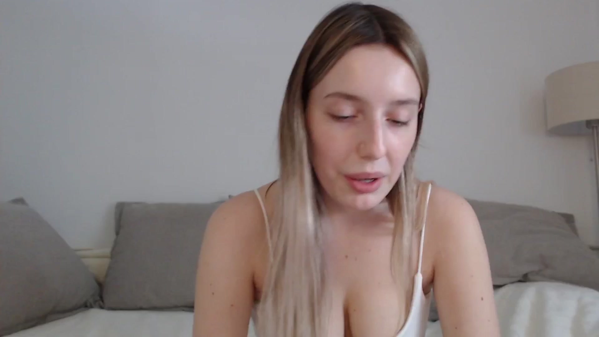Gallery image thumbnail from Elenaxkiss's myfreecams stream on, 04/21/2025, 13:02 image 8 of 20