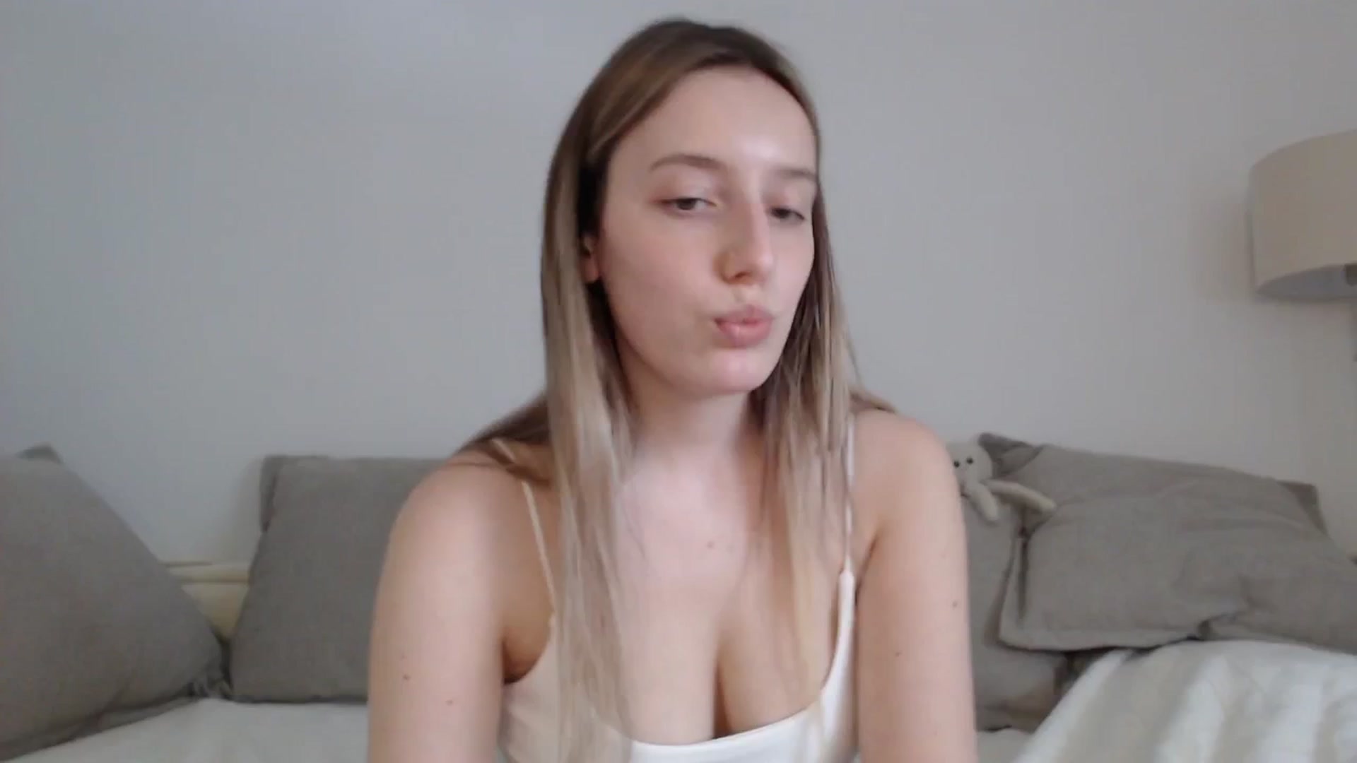 Gallery image thumbnail from Elenaxkiss's myfreecams stream on, 04/21/2025, 13:02 image 17 of 20
