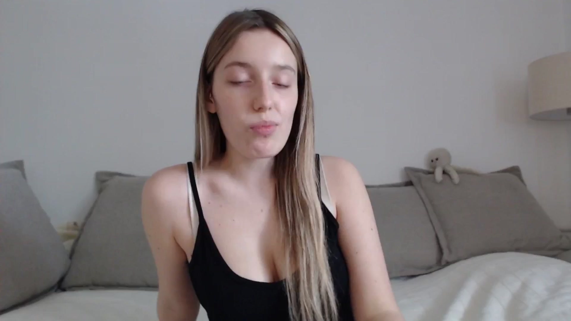 Gallery image thumbnail from Elenaxkiss's myfreecams stream on, 04/24/2025, 11:17 image 8 of 20