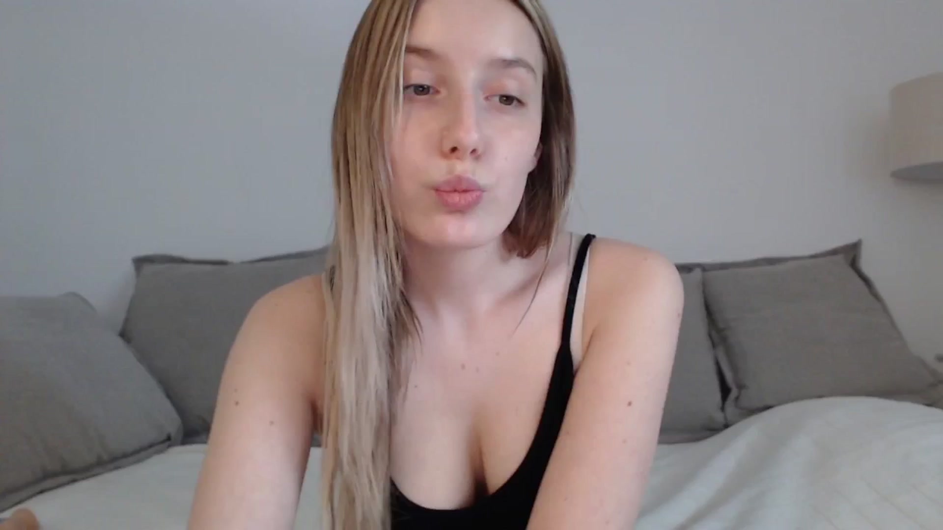 Gallery image thumbnail from Elenaxkiss's myfreecams stream on, 04/27/2025, 11:13 image 12 of 20