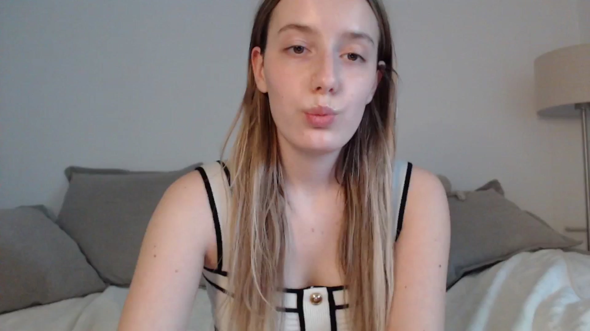 Gallery image thumbnail from Elenaxkiss's myfreecams stream on, 04/28/2025, 16:17 image 7 of 20