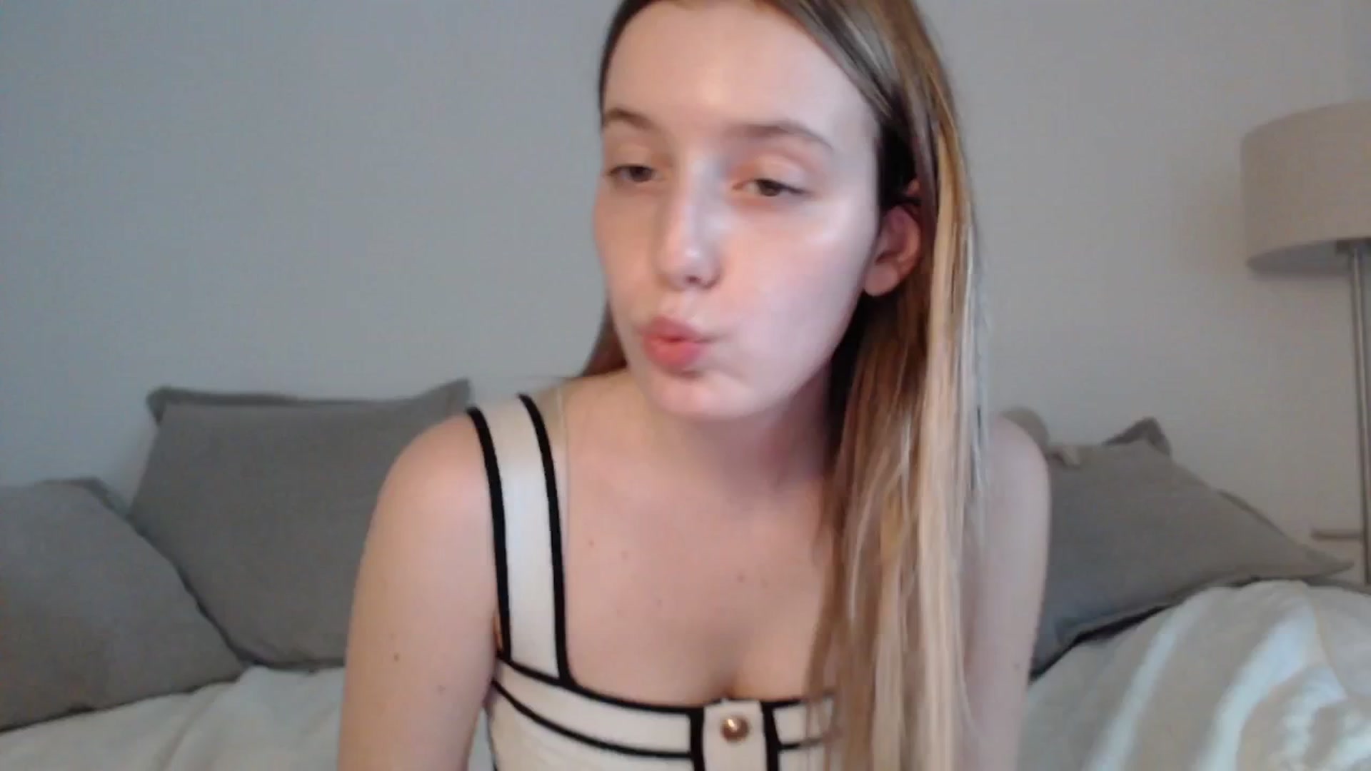 Gallery image thumbnail from Elenaxkiss's myfreecams stream on, 04/28/2025, 16:17 image 10 of 20
