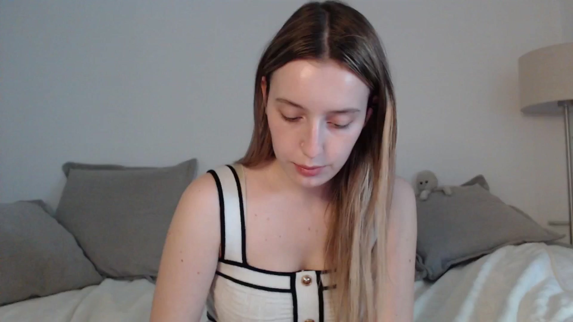 Gallery image thumbnail from Elenaxkiss's myfreecams stream on, 04/28/2025, 16:17 image 11 of 20