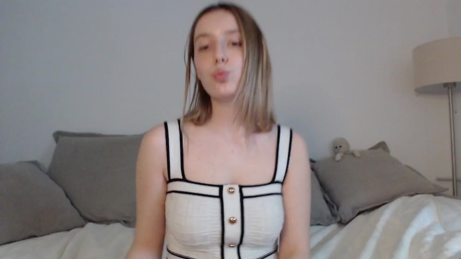 Gallery image thumbnail from Elenaxkiss's myfreecams stream on, 04/28/2025, 16:17 image 6 of 20