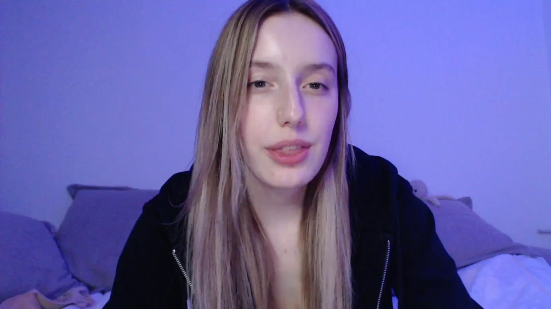 Gallery image thumbnail from Elenaxkiss's myfreecams stream on, 04/29/2025, 20:49 image 18 of 20