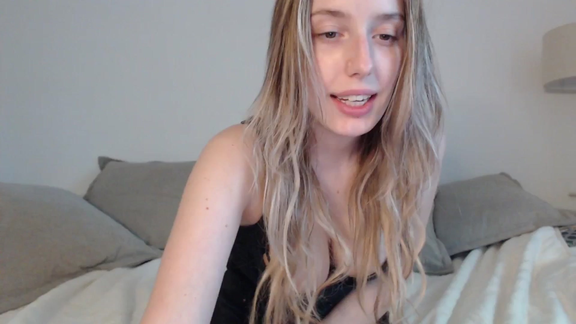 Gallery image thumbnail from Elenaxkiss's myfreecams stream on, 05/04/2025, 16:38 image 11 of 20