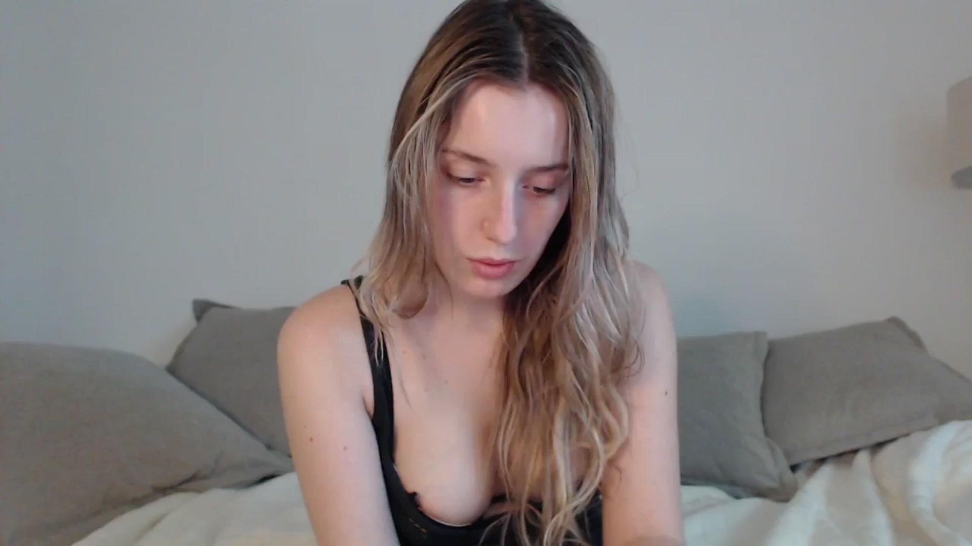 Gallery image thumbnail from Elenaxkiss's myfreecams stream on, 05/04/2025, 16:38 image 1 of 20