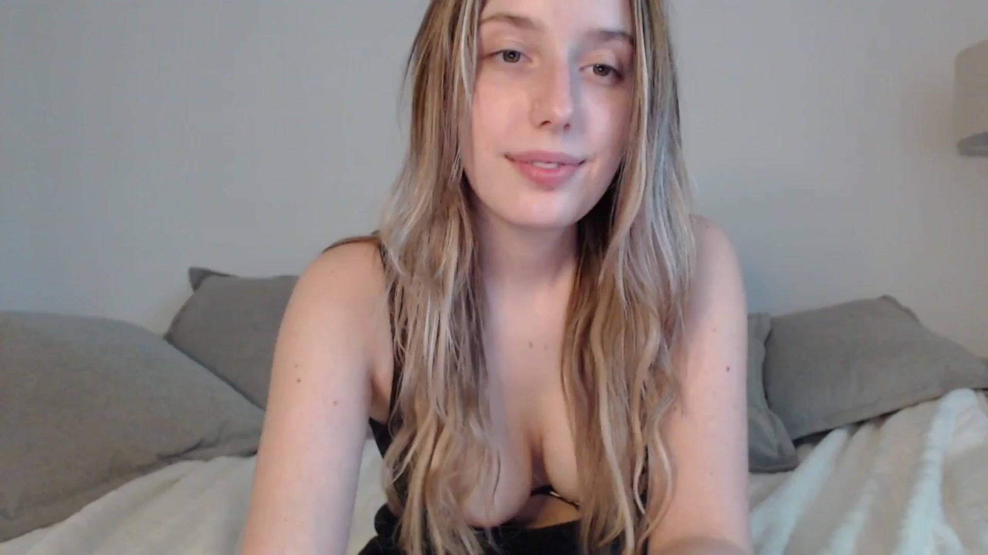 Gallery image thumbnail from Elenaxkiss's myfreecams stream on, 05/04/2025, 16:38 image 15 of 20