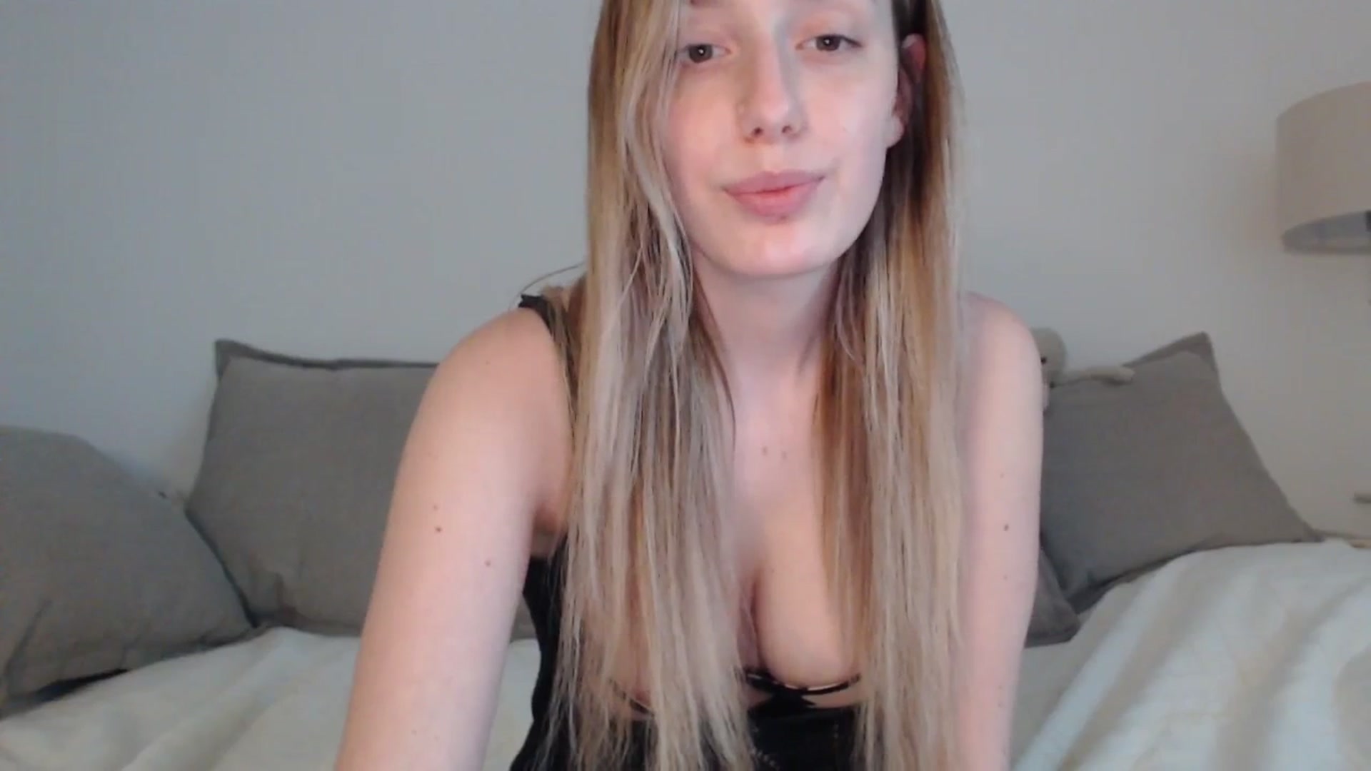 Gallery image thumbnail from Elenaxkiss's myfreecams stream on, 05/05/2025, 11:37 image 14 of 20